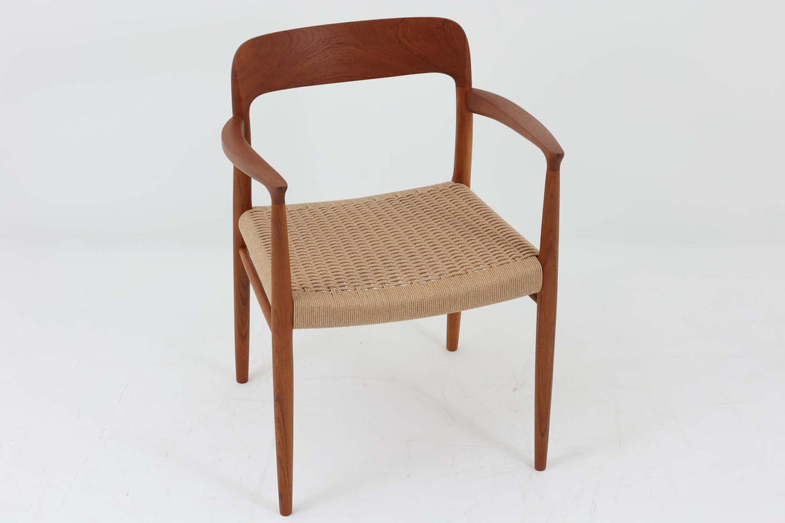 北欧より買い付けたJ.L. moller社製のmodel 56アームチェアです。良質なチーク材が使用されており、厚みのあるチーク材が熟練の職人によって削り出されており、軽快な印象を受けます。座面にはペーパーコードが使用されており、自然で耐久性のある素材が特徴です。こちらのチェアはペーパーコードを張り替え済みのため、清潔で快適な状態でご使用いただけます。また、長く使用して座面が弱ってきた場合でも、張替えが可能なため、適切なメンテナンスを施すことで世代を超えてお使いいただける点も魅力です。現行品の販売もございますが、チーク材のフレームはビンテージ品でのみ入手可能であり、現在では希少な作品となっています。