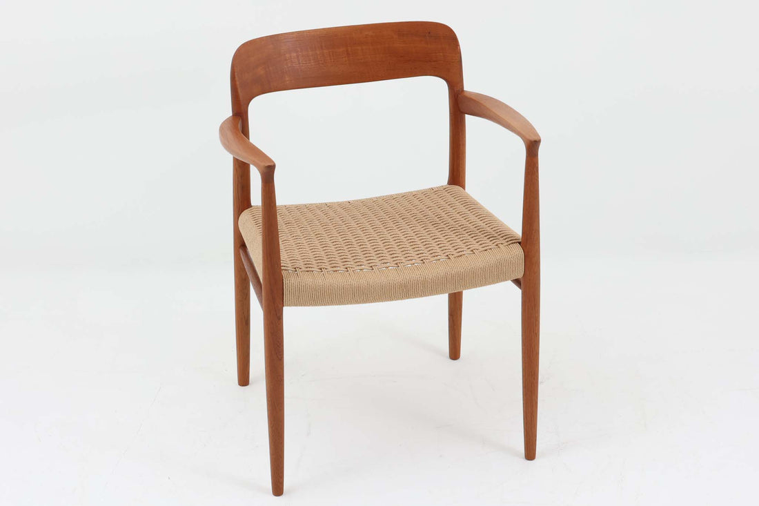 北欧より買い付けたJ.L. moller社製のmodel 56アームチェアです。良質なチーク材が使用されており、厚みのあるチーク材が熟練の職人によって削り出されており、軽快な印象を受けます。座面にはペーパーコードが使用されており、自然で耐久性のある素材が特徴です。こちらのチェアはペーパーコードを張り替え済みのため、清潔で快適な状態でご使用いただけます。また、長く使用して座面が弱ってきた場合でも、張替えが可能なため、適切なメンテナンスを施すことで世代を超えてお使いいただける点も魅力です。現行品の販売もございますが、チーク材のフレームはビンテージ品でのみ入手可能であり、現在では希少な作品となっています。