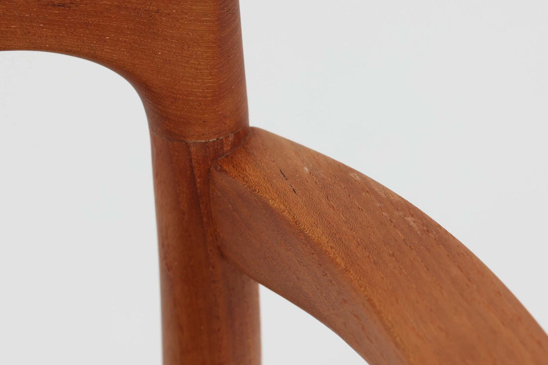 北欧より買い付けたJ.L. moller社製のmodel 56アームチェアです。良質なチーク材が使用されており、厚みのあるチーク材が熟練の職人によって削り出されており、軽快な印象を受けます。座面にはペーパーコードが使用されており、自然で耐久性のある素材が特徴です。こちらのチェアはペーパーコードを張り替え済みのため、清潔で快適な状態でご使用いただけます。また、長く使用して座面が弱ってきた場合でも、張替えが可能なため、適切なメンテナンスを施すことで世代を超えてお使いいただける点も魅力です。現行品の販売もございますが、チーク材のフレームはビンテージ品でのみ入手可能であり、現在では希少な作品となっています。