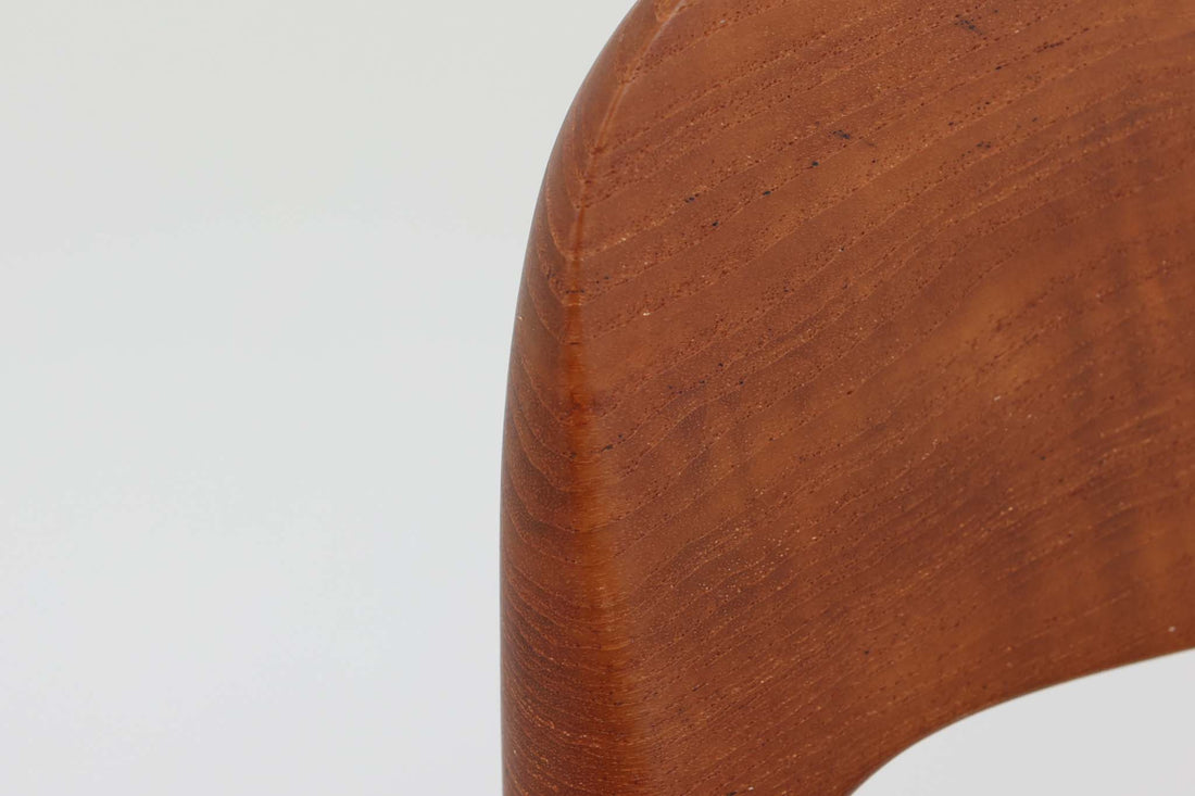 北欧より買い付けたJ.L. moller社製のmodel 56アームチェアです。良質なチーク材が使用されており、厚みのあるチーク材が熟練の職人によって削り出されており、軽快な印象を受けます。座面にはペーパーコードが使用されており、自然で耐久性のある素材が特徴です。こちらのチェアはペーパーコードを張り替え済みのため、清潔で快適な状態でご使用いただけます。また、長く使用して座面が弱ってきた場合でも、張替えが可能なため、適切なメンテナンスを施すことで世代を超えてお使いいただける点も魅力です。現行品の販売もございますが、チーク材のフレームはビンテージ品でのみ入手可能であり、現在では希少な作品となっています。