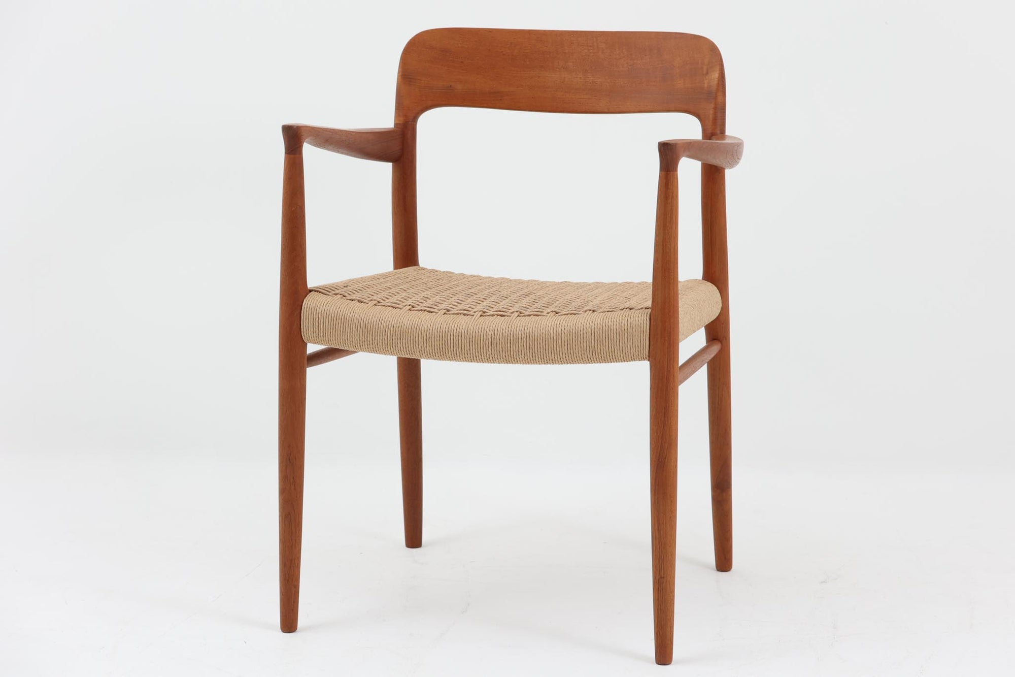 北欧より買い付けたJ.L. moller社製のmodel 56アームチェアです。良質なチーク材が使用されており、厚みのあるチーク材が熟練の職人によって削り出されており、軽快な印象を受けます。座面にはペーパーコードが使用されており、自然で耐久性のある素材が特徴です。こちらのチェアはペーパーコードを張り替え済みのため、清潔で快適な状態でご使用いただけます。また、長く使用して座面が弱ってきた場合でも、張替えが可能なため、適切なメンテナンスを施すことで世代を超えてお使いいただける点も魅力です。現行品の販売もございますが、チーク材のフレームはビンテージ品でのみ入手可能であり、現在では希少な作品となっています。