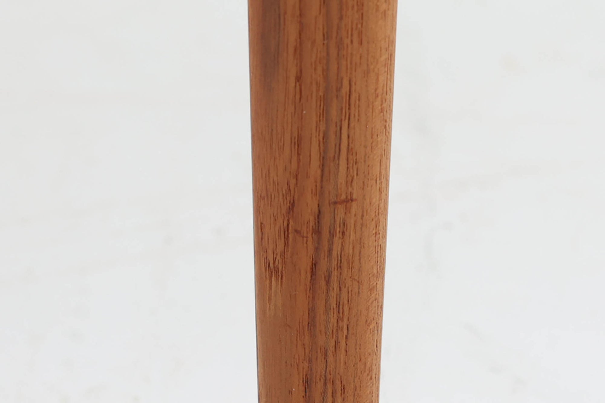 北欧より買い付けたJ.L. moller社製のmodel 56アームチェアです。良質なチーク材が使用されており、厚みのあるチーク材が熟練の職人によって削り出されており、軽快な印象を受けます。座面にはペーパーコードが使用されており、自然で耐久性のある素材が特徴です。こちらのチェアはペーパーコードを張り替え済みのため、清潔で快適な状態でご使用いただけます。また、長く使用して座面が弱ってきた場合でも、張替えが可能なため、適切なメンテナンスを施すことで世代を超えてお使いいただける点も魅力です。現行品の販売もございますが、チーク材のフレームはビンテージ品でのみ入手可能であり、現在では希少な作品となっています。