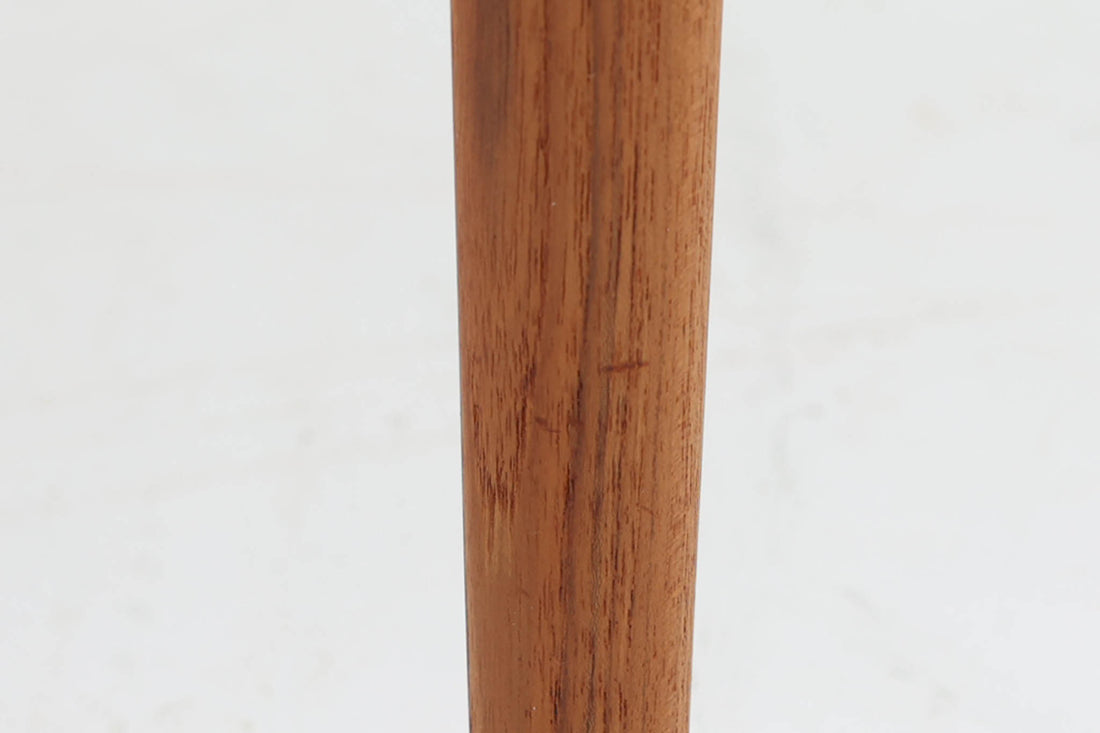 北欧より買い付けたJ.L. moller社製のmodel 56アームチェアです。良質なチーク材が使用されており、厚みのあるチーク材が熟練の職人によって削り出されており、軽快な印象を受けます。座面にはペーパーコードが使用されており、自然で耐久性のある素材が特徴です。こちらのチェアはペーパーコードを張り替え済みのため、清潔で快適な状態でご使用いただけます。また、長く使用して座面が弱ってきた場合でも、張替えが可能なため、適切なメンテナンスを施すことで世代を超えてお使いいただける点も魅力です。現行品の販売もございますが、チーク材のフレームはビンテージ品でのみ入手可能であり、現在では希少な作品となっています。