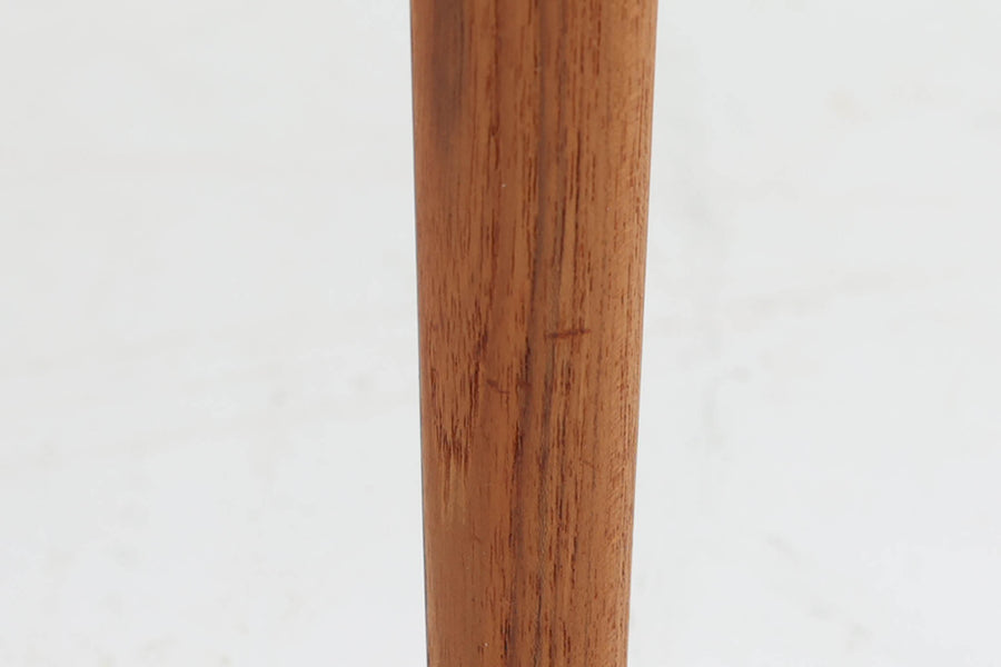 北欧より買い付けたJ.L. moller社製のmodel 56アームチェアです。良質なチーク材が使用されており、厚みのあるチーク材が熟練の職人によって削り出されており、軽快な印象を受けます。座面にはペーパーコードが使用されており、自然で耐久性のある素材が特徴です。こちらのチェアはペーパーコードを張り替え済みのため、清潔で快適な状態でご使用いただけます。また、長く使用して座面が弱ってきた場合でも、張替えが可能なため、適切なメンテナンスを施すことで世代を超えてお使いいただける点も魅力です。現行品の販売もございますが、チーク材のフレームはビンテージ品でのみ入手可能であり、現在では希少な作品となっています。