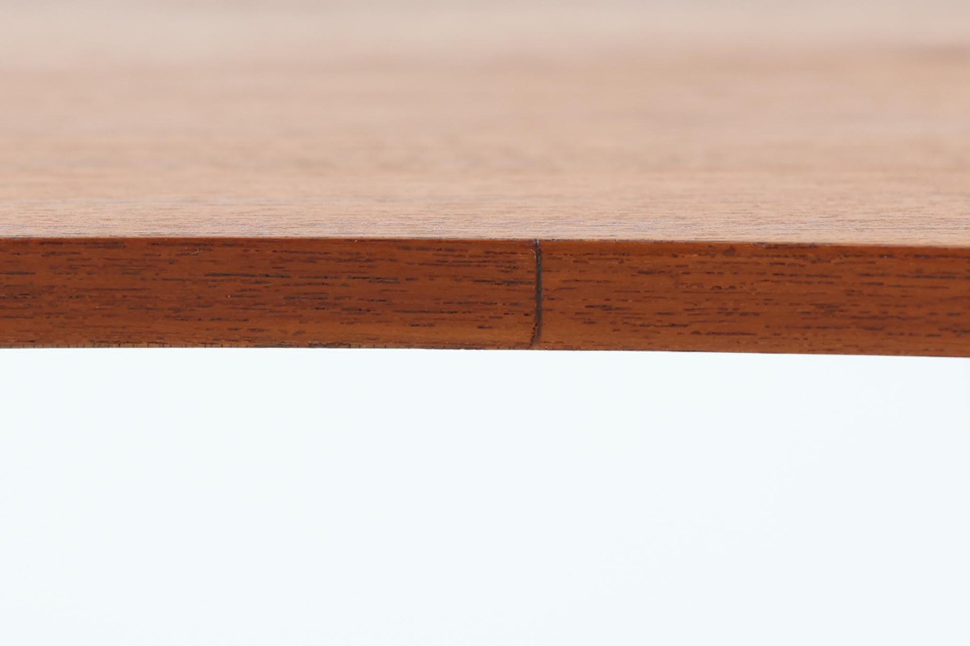 北欧から買い付けたビンテージのサイドテーブルです。ビンテージ家具ならではの3本脚に加え、個性的でお洒落な天板が魅力的で、どこか時代を感じさせるデザインです。天板には銅製の灰皿が備わっており、丁寧に磨き上げられているため、灰皿としてはもちろん、小物入れや飾り置きにも活用いただけます。良質なチーク材を使用した、やや大きめで珍しいタイプのテーブルです。