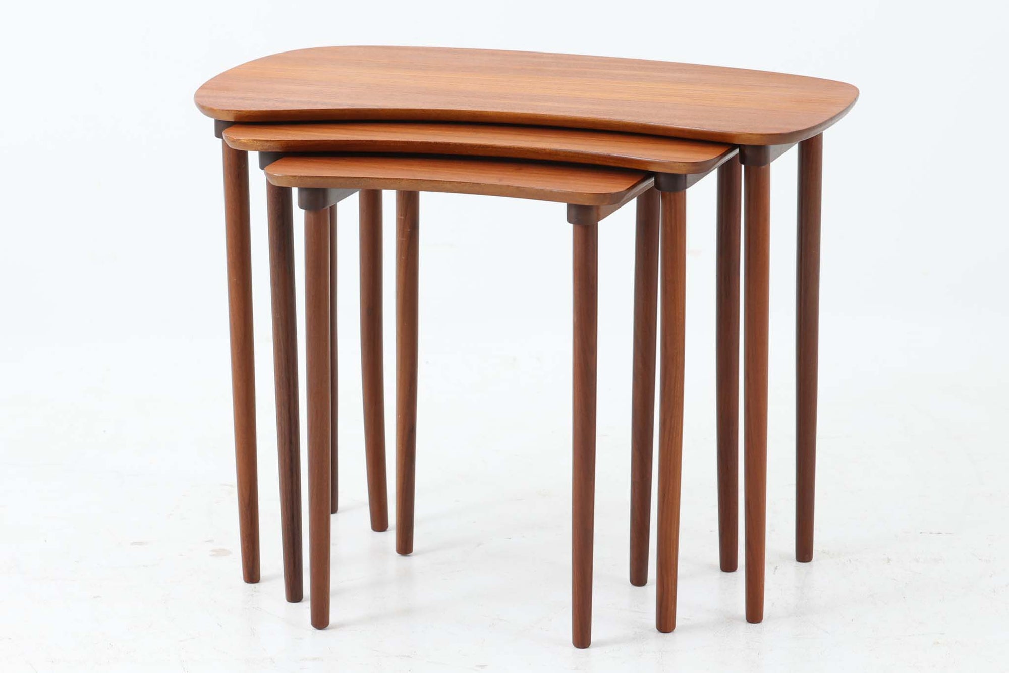 デンマークより買い付けました。お洒落な珍しい形の天板でビンテージ品ならではのネストテーブルです。天板には良質なチーク材が使用されています。