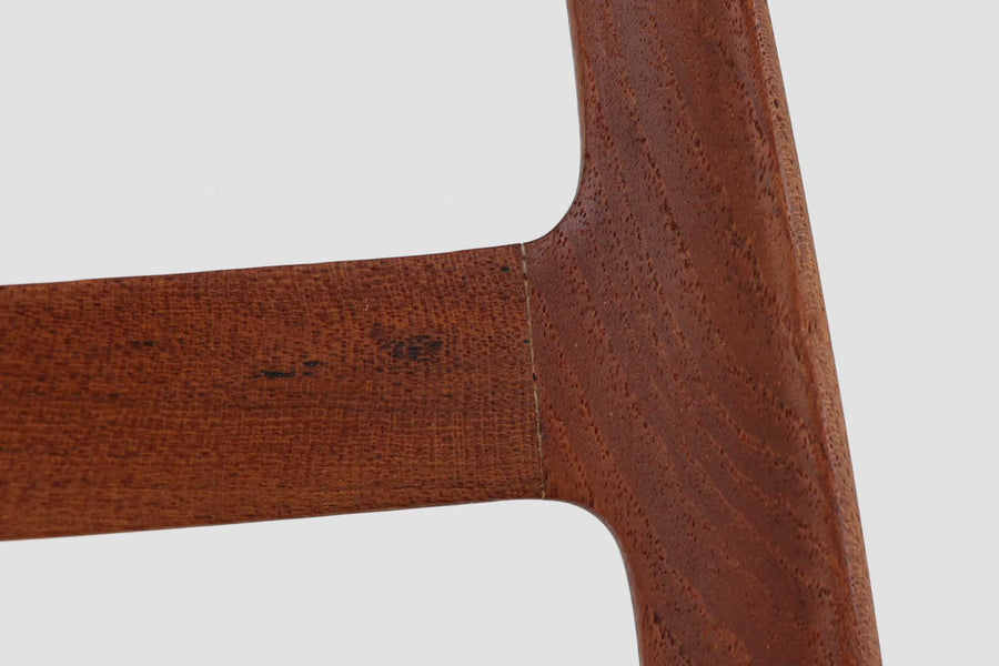 デンマークJ.L. moller社製のmodel 78チェアです。フレームには良質なチーク材が使用され、細いラインが組み合わさった工芸作品のような佇まいが魅力です。背もたれの美しいカーブや広めの座面により快適な座り心地を実現し、背もたれのラインは掃除の際に手を掛けやすく、使い勝手も優れています。座面には耐久性のあるペーパーコードを使用しており、張り替え済みのため清潔で快適にお使いいただけます。長く使用しても張替えが可能なため、世代を超えてご愛用いただけます。現行品でもチーク材モデルは販売されていますが、資材の入手が難しくなり、メーカー廃盤予定のため、今後はビンテージ品でのみ入手可能となる希少な一脚です。
