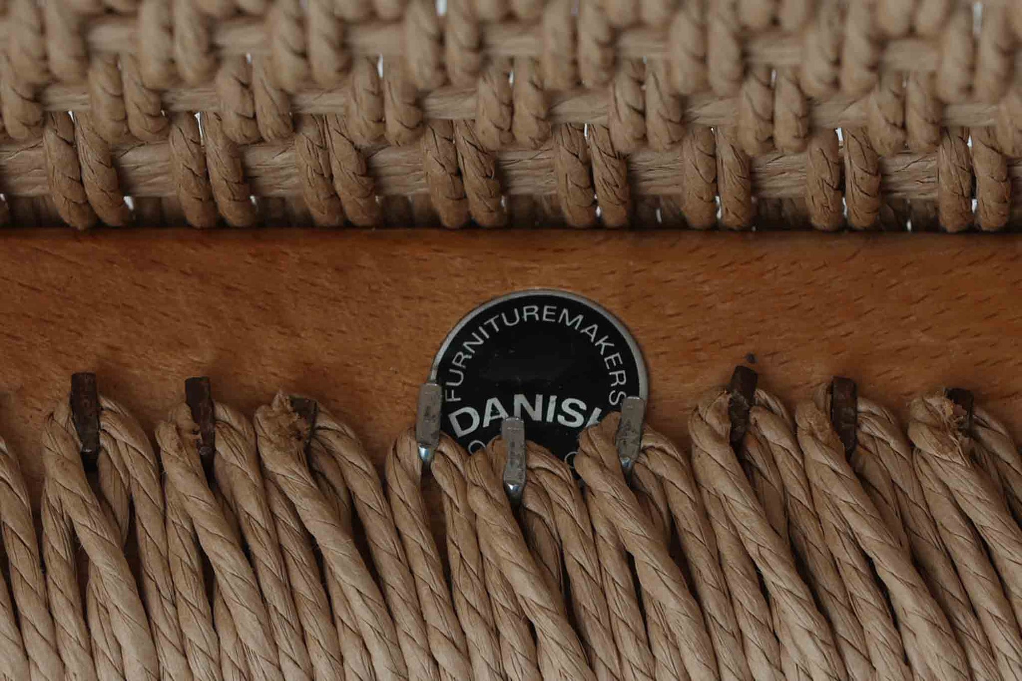 デンマークJ.L. moller社製のmodel 78チェアです。フレームには良質なチーク材が使用され、細いラインが組み合わさった工芸作品のような佇まいが魅力です。背もたれの美しいカーブや広めの座面により快適な座り心地を実現し、背もたれのラインは掃除の際に手を掛けやすく、使い勝手も優れています。座面には耐久性のあるペーパーコードを使用しており、張り替え済みのため清潔で快適にお使いいただけます。長く使用しても張替えが可能なため、世代を超えてご愛用いただけます。現行品でもチーク材モデルは販売されていますが、資材の入手が難しくなり、メーカー廃盤予定のため、今後はビンテージ品でのみ入手可能となる希少な一脚です。