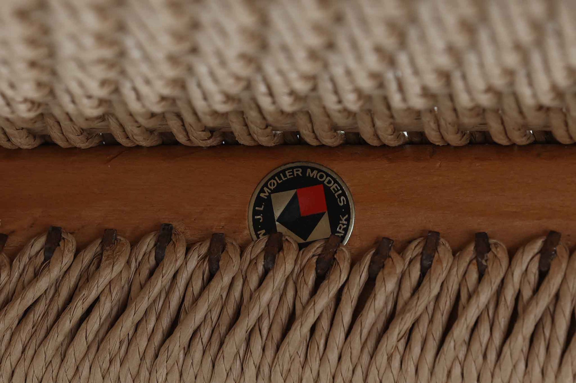 デンマークJ.L. moller社製のmodel 78チェアです。フレームには良質なチーク材が使用され、細いラインが組み合わさった工芸作品のような佇まいが魅力です。背もたれの美しいカーブや広めの座面により快適な座り心地を実現し、背もたれのラインは掃除の際に手を掛けやすく、使い勝手も優れています。座面には耐久性のあるペーパーコードを使用しており、張り替え済みのため清潔で快適にお使いいただけます。長く使用しても張替えが可能なため、世代を超えてご愛用いただけます。現行品でもチーク材モデルは販売されていますが、資材の入手が難しくなり、メーカー廃盤予定のため、今後はビンテージ品でのみ入手可能となる希少な一脚です。