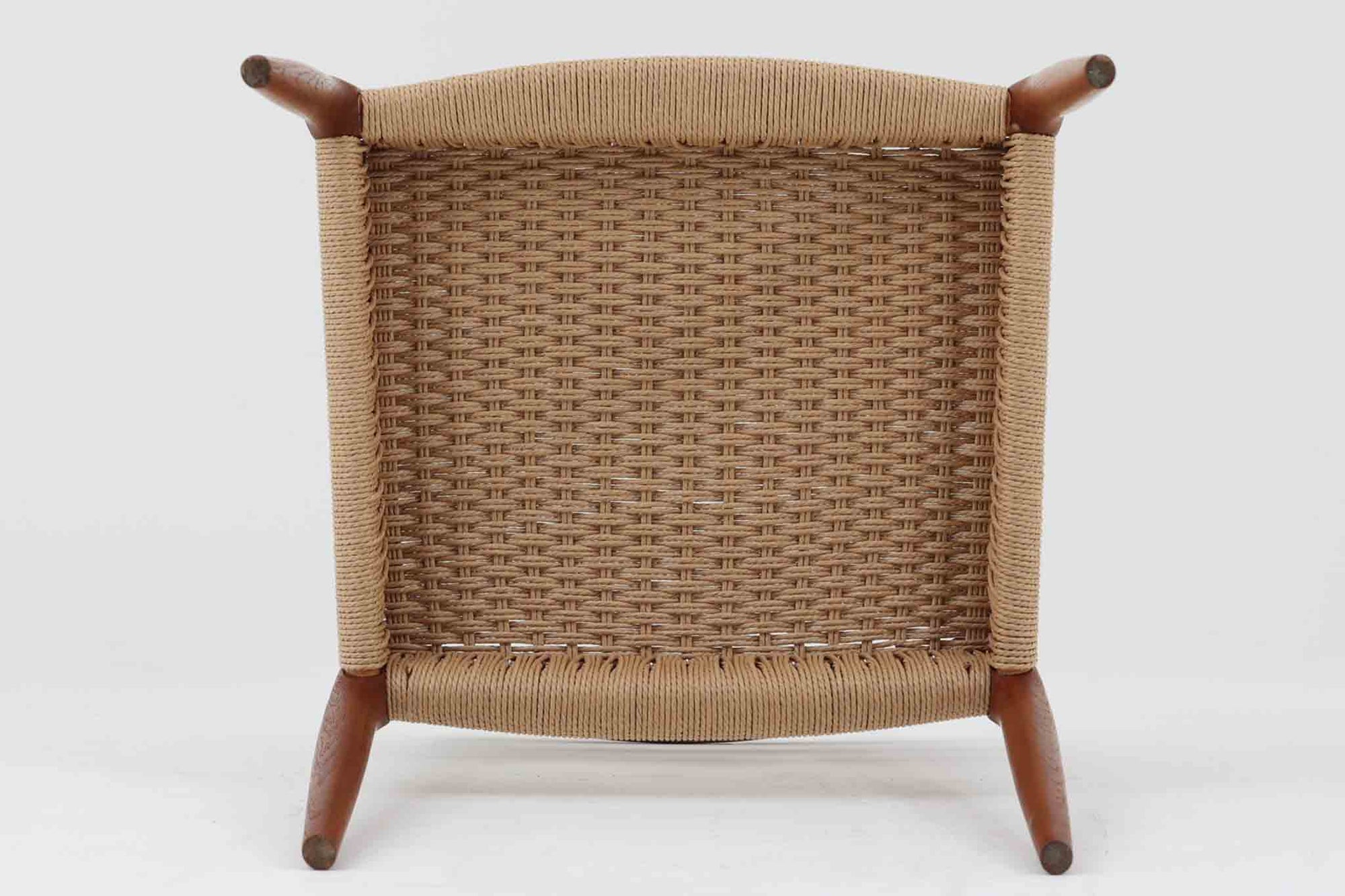 デンマークJ.L. moller社製のmodel 78チェアです。フレームには良質なチーク材が使用され、細いラインが組み合わさった工芸作品のような佇まいが魅力です。背もたれの美しいカーブや広めの座面により快適な座り心地を実現し、背もたれのラインは掃除の際に手を掛けやすく、使い勝手も優れています。座面には耐久性のあるペーパーコードを使用しており、張り替え済みのため清潔で快適にお使いいただけます。長く使用しても張替えが可能なため、世代を超えてご愛用いただけます。現行品でもチーク材モデルは販売されていますが、資材の入手が難しくなり、メーカー廃盤予定のため、今後はビンテージ品でのみ入手可能となる希少な一脚です。