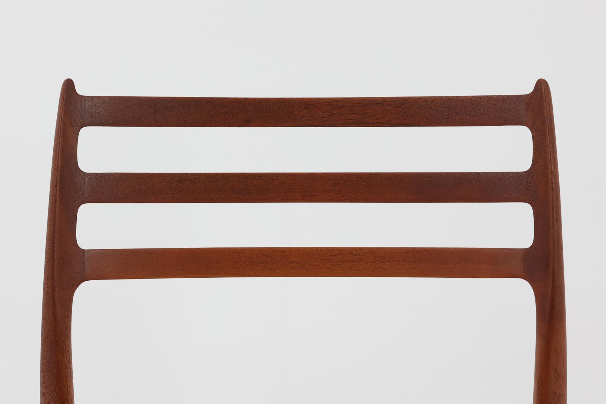 デンマークJ.L. moller社製のmodel 78チェアです。フレームには良質なチーク材が使用され、細いラインが組み合わさった工芸作品のような佇まいが魅力です。背もたれの美しいカーブや広めの座面により快適な座り心地を実現し、背もたれのラインは掃除の際に手を掛けやすく、使い勝手も優れています。座面には耐久性のあるペーパーコードを使用しており、張り替え済みのため清潔で快適にお使いいただけます。長く使用しても張替えが可能なため、世代を超えてご愛用いただけます。現行品でもチーク材モデルは販売されていますが、資材の入手が難しくなり、メーカー廃盤予定のため、今後はビンテージ品でのみ入手可能となる希少な一脚です。