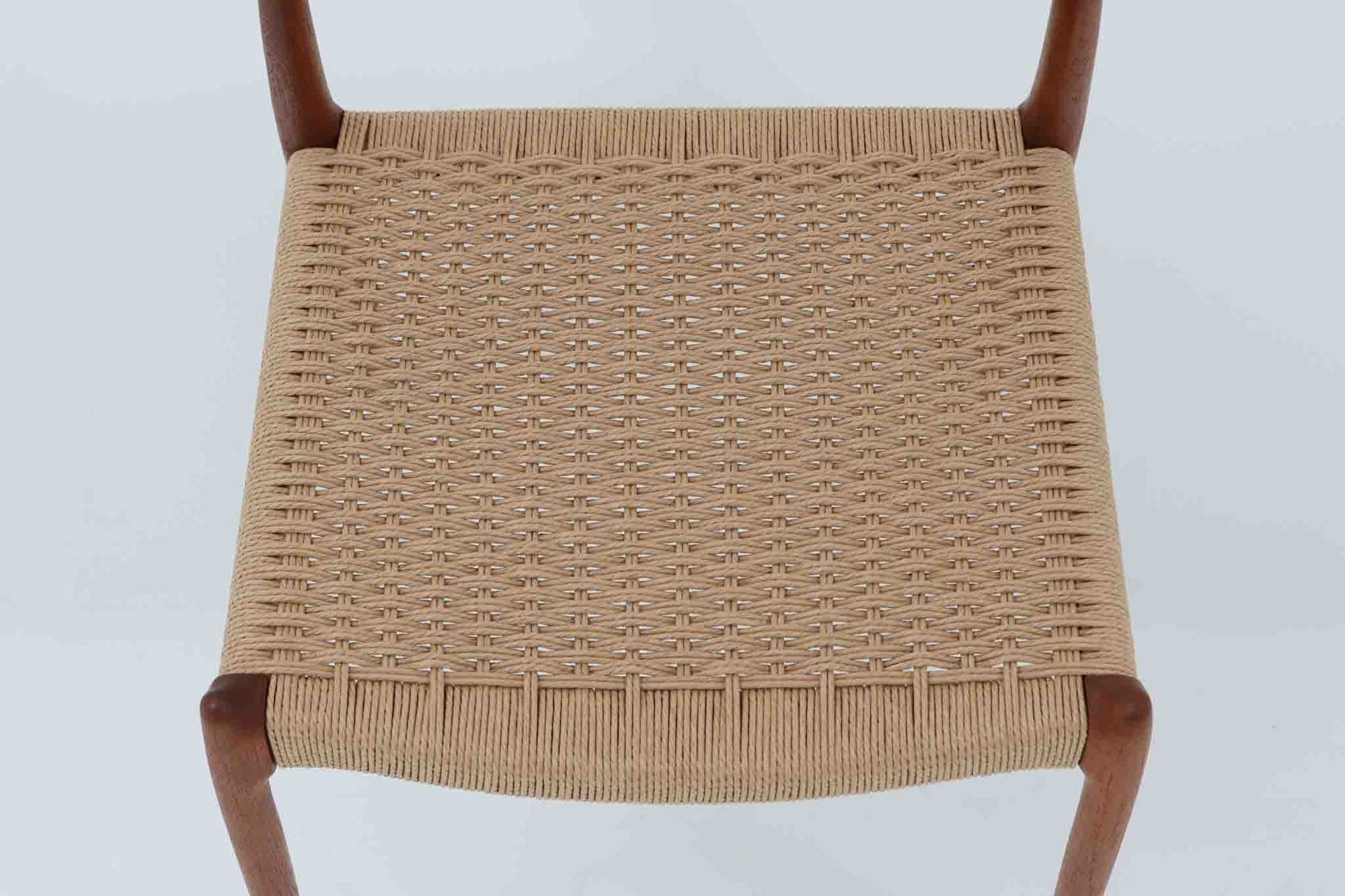 デンマークJ.L. moller社製のmodel 78チェアです。フレームには良質なチーク材が使用され、細いラインが組み合わさった工芸作品のような佇まいが魅力です。背もたれの美しいカーブや広めの座面により快適な座り心地を実現し、背もたれのラインは掃除の際に手を掛けやすく、使い勝手も優れています。座面には耐久性のあるペーパーコードを使用しており、張り替え済みのため清潔で快適にお使いいただけます。長く使用しても張替えが可能なため、世代を超えてご愛用いただけます。現行品でもチーク材モデルは販売されていますが、資材の入手が難しくなり、メーカー廃盤予定のため、今後はビンテージ品でのみ入手可能となる希少な一脚です。