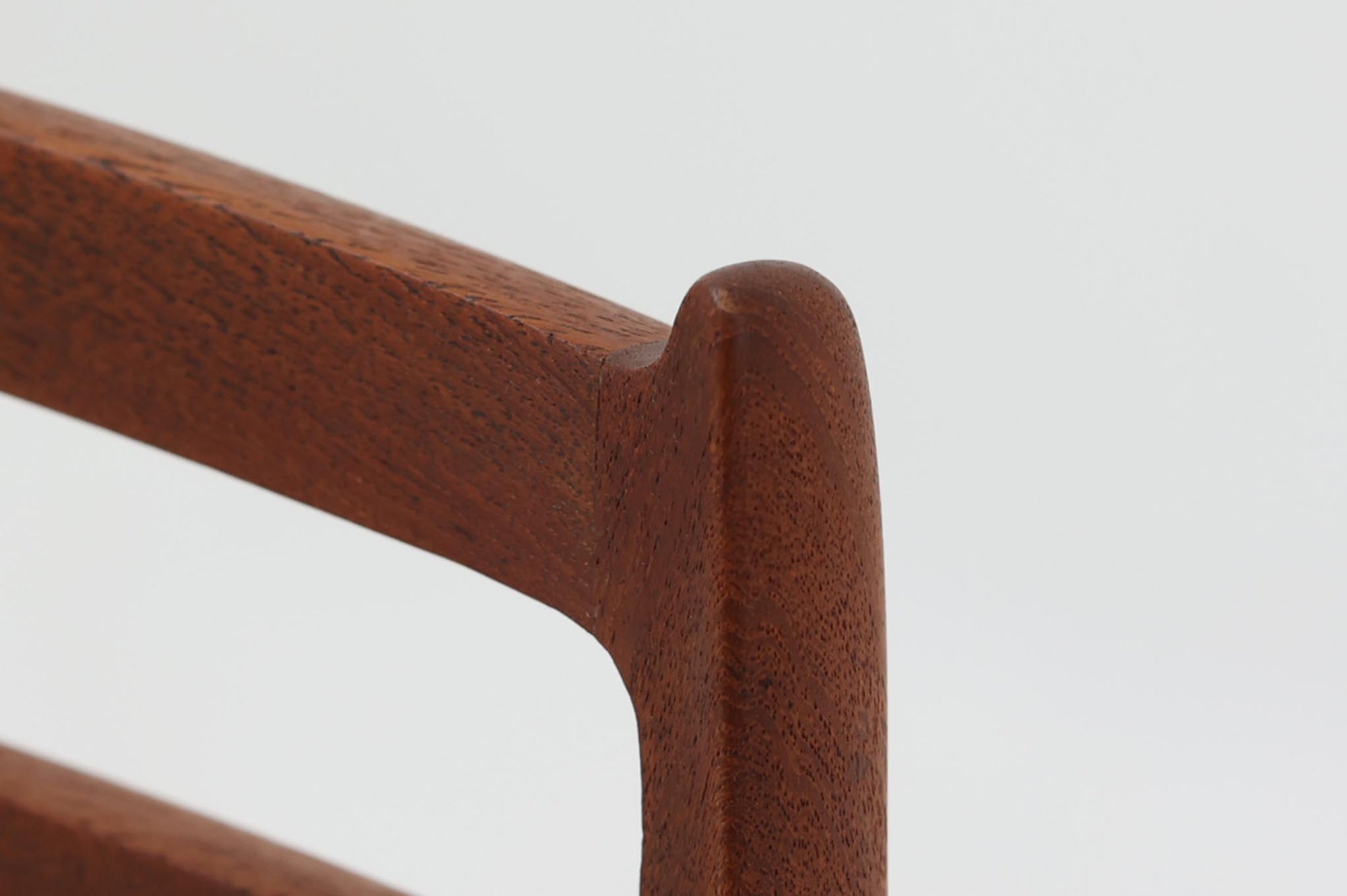 デンマークJ.L. moller社製のmodel 78チェアです。フレームには良質なチーク材が使用され、細いラインが組み合わさった工芸作品のような佇まいが魅力です。背もたれの美しいカーブや広めの座面により快適な座り心地を実現し、背もたれのラインは掃除の際に手を掛けやすく、使い勝手も優れています。座面には耐久性のあるペーパーコードを使用しており、張り替え済みのため清潔で快適にお使いいただけます。長く使用しても張替えが可能なため、世代を超えてご愛用いただけます。現行品でもチーク材モデルは販売されていますが、資材の入手が難しくなり、メーカー廃盤予定のため、今後はビンテージ品でのみ入手可能となる希少な一脚です。