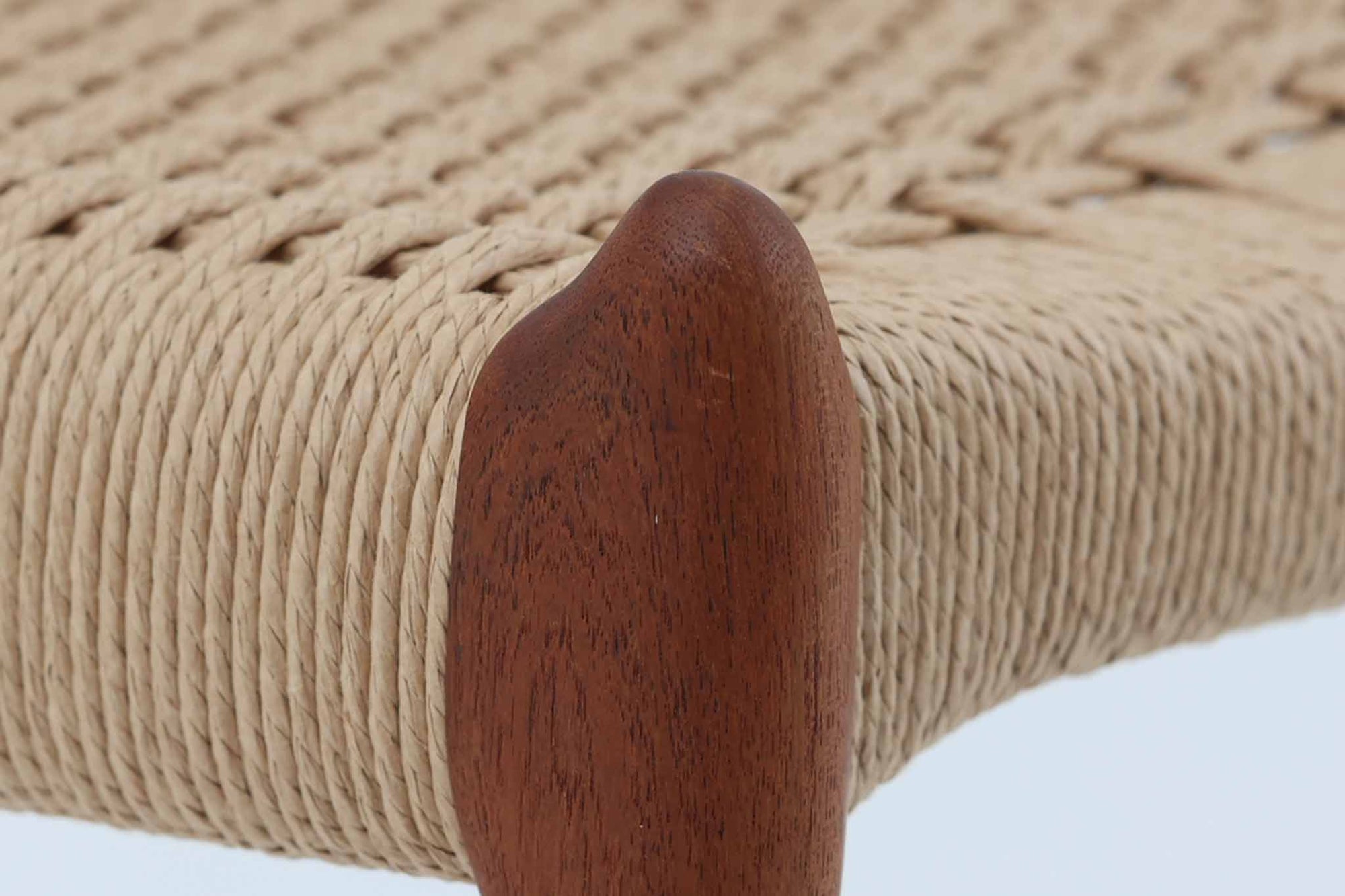 デンマークJ.L. moller社製のmodel 78チェアです。フレームには良質なチーク材が使用され、細いラインが組み合わさった工芸作品のような佇まいが魅力です。背もたれの美しいカーブや広めの座面により快適な座り心地を実現し、背もたれのラインは掃除の際に手を掛けやすく、使い勝手も優れています。座面には耐久性のあるペーパーコードを使用しており、張り替え済みのため清潔で快適にお使いいただけます。長く使用しても張替えが可能なため、世代を超えてご愛用いただけます。現行品でもチーク材モデルは販売されていますが、資材の入手が難しくなり、メーカー廃盤予定のため、今後はビンテージ品でのみ入手可能となる希少な一脚です。