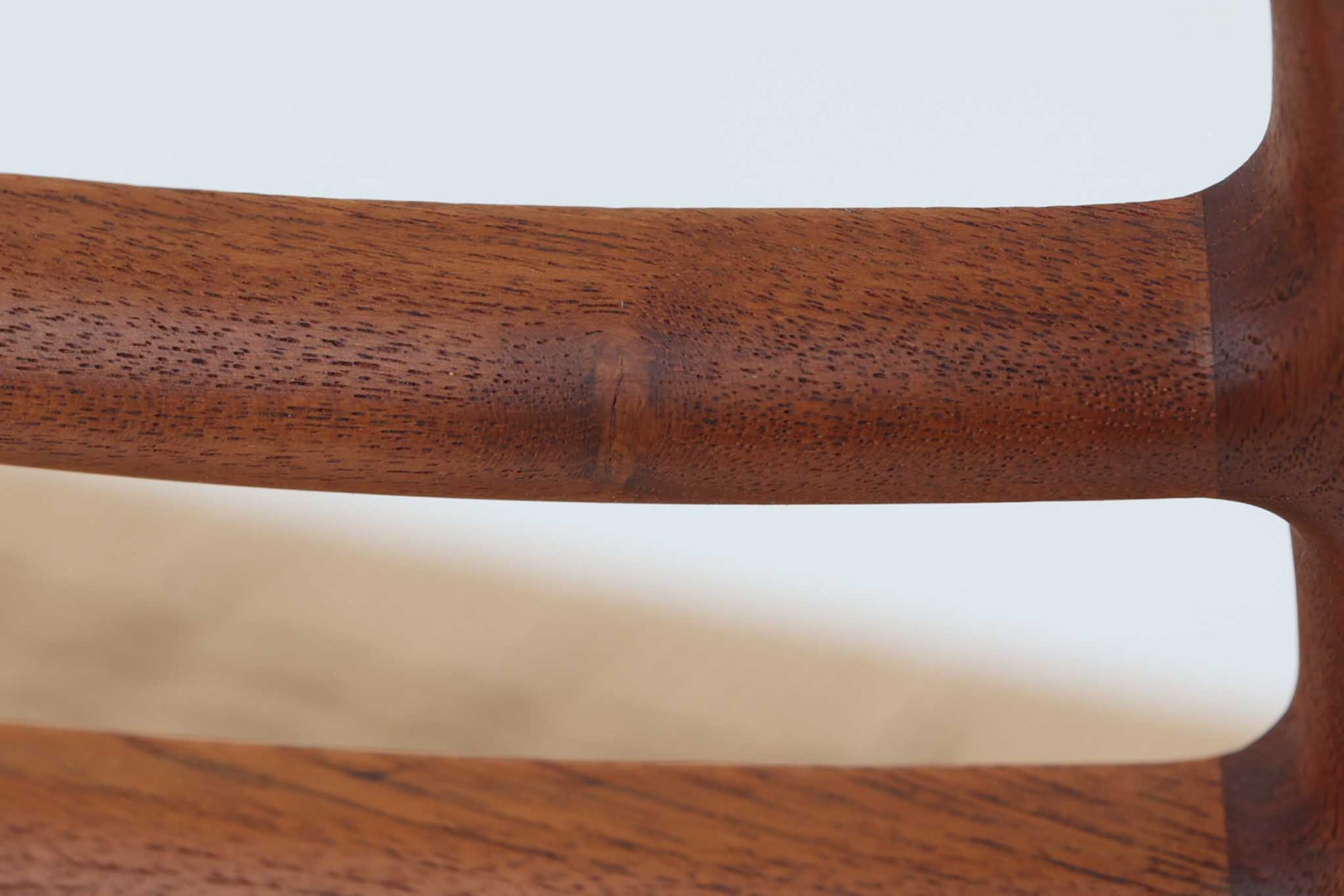 デンマークJ.L. moller社製のmodel 78チェアです。フレームには良質なチーク材が使用され、細いラインが組み合わさった工芸作品のような佇まいが魅力です。背もたれの美しいカーブや広めの座面により快適な座り心地を実現し、背もたれのラインは掃除の際に手を掛けやすく、使い勝手も優れています。座面には耐久性のあるペーパーコードを使用しており、張り替え済みのため清潔で快適にお使いいただけます。長く使用しても張替えが可能なため、世代を超えてご愛用いただけます。現行品でもチーク材モデルは販売されていますが、資材の入手が難しくなり、メーカー廃盤予定のため、今後はビンテージ品でのみ入手可能となる希少な一脚です。