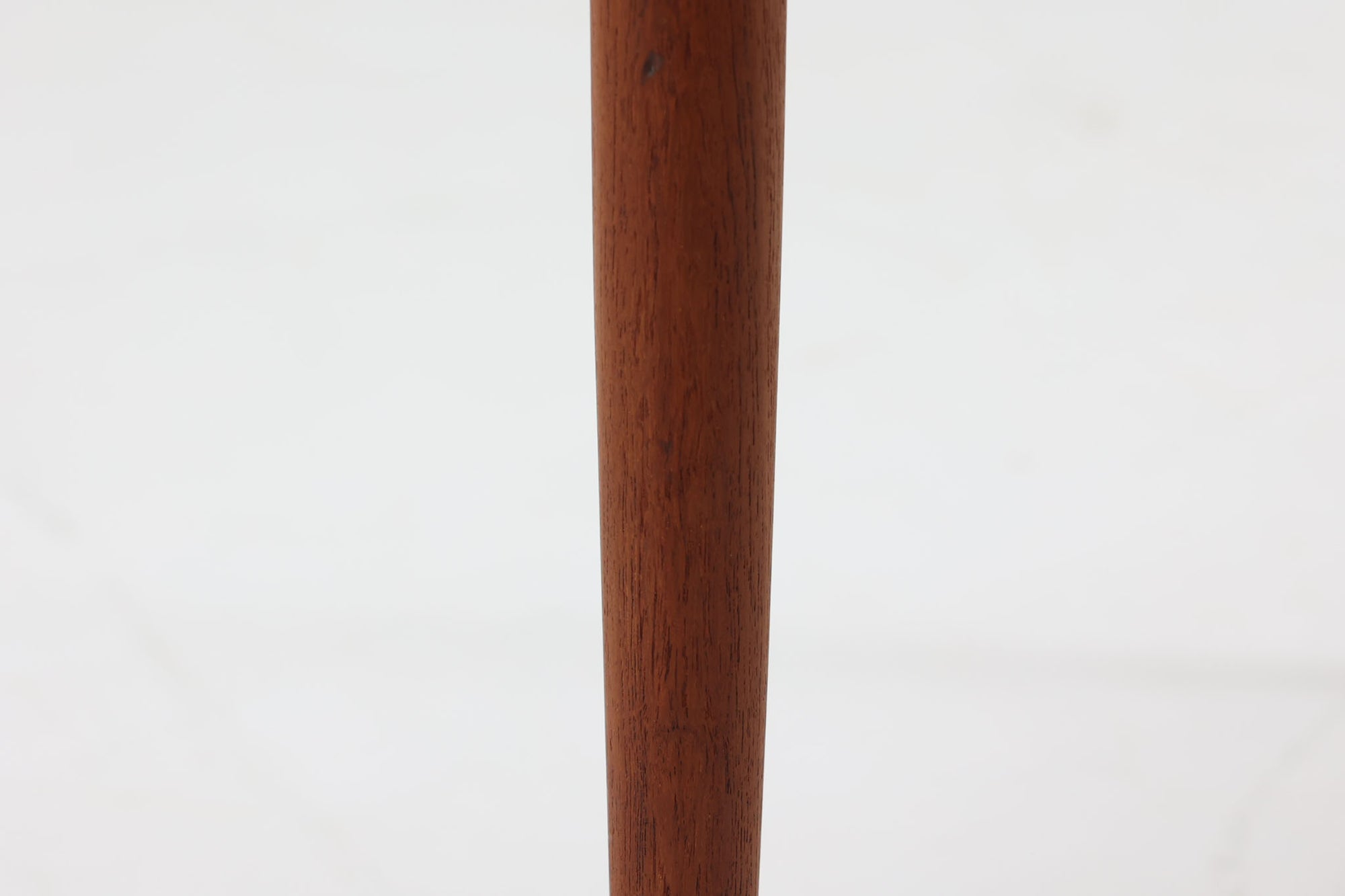 デンマークJ.L. moller社製のmodel 78チェアです。フレームには良質なチーク材が使用され、細いラインが組み合わさった工芸作品のような佇まいが魅力です。背もたれの美しいカーブや広めの座面により快適な座り心地を実現し、背もたれのラインは掃除の際に手を掛けやすく、使い勝手も優れています。座面には耐久性のあるペーパーコードを使用しており、張り替え済みのため清潔で快適にお使いいただけます。長く使用しても張替えが可能なため、世代を超えてご愛用いただけます。現行品でもチーク材モデルは販売されていますが、資材の入手が難しくなり、メーカー廃盤予定のため、今後はビンテージ品でのみ入手可能となる希少な一脚です。