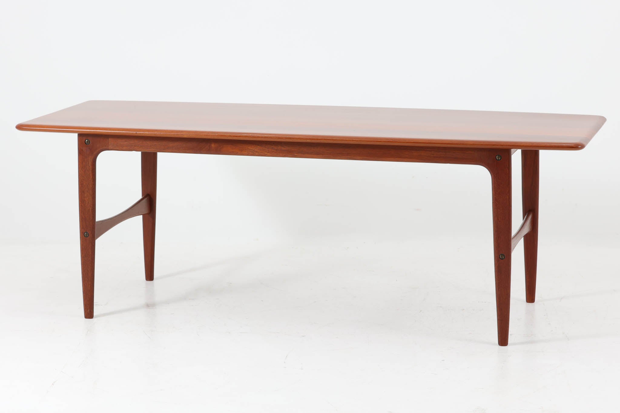 北欧ビンテージ家具センターテーブル | 繊細な美しさと機能性が共存