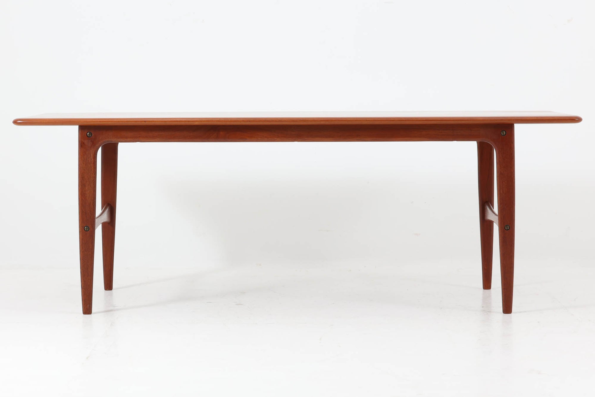 北欧より買い付けました。手作業で丁寧に削られたと思われる滑らかなラインが特徴で、製造メーカーは分かりませんが、クオリティーの高い作品です。良質なチーク無垢材が天板にも使用されています。