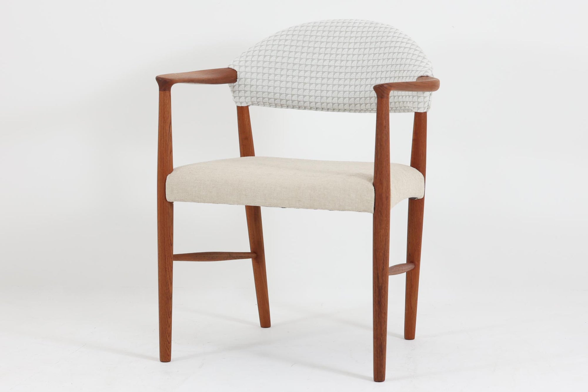 Kurt Olsenによってデザインされたmodel223は大き目の背もたれと、ウェビングテープ入りの座面により座心地に考慮されています。Slagelse mobelfabrikの熟練に職人によって形成された削り出されたチーク材の滑らかな雰囲気は既製品には無い高級感を感じさせてくれます。