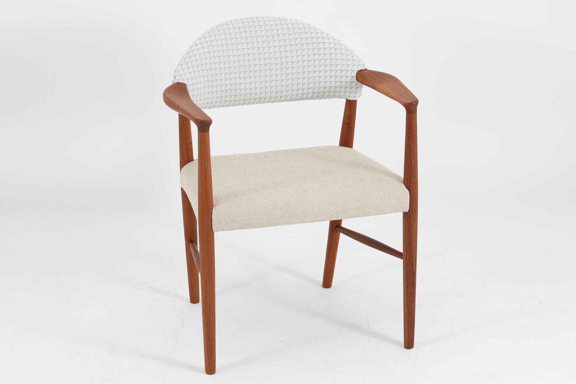 Kurt Olsenによってデザインされたmodel223は大き目の背もたれと、ウェビングテープ入りの座面により座心地に考慮されています。Slagelse mobelfabrikの熟練に職人によって形成された削り出されたチーク材の滑らかな雰囲気は既製品には無い高級感を感じさせてくれます。