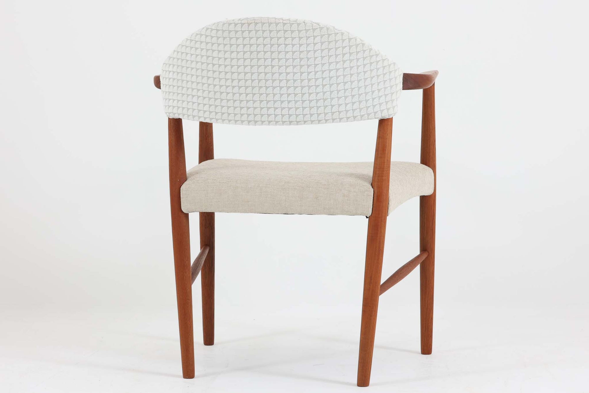 Kurt Olsenによってデザインされたmodel223は大き目の背もたれと、ウェビングテープ入りの座面により座心地に考慮されています。Slagelse mobelfabrikの熟練に職人によって形成された削り出されたチーク材の滑らかな雰囲気は既製品には無い高級感を感じさせてくれます。