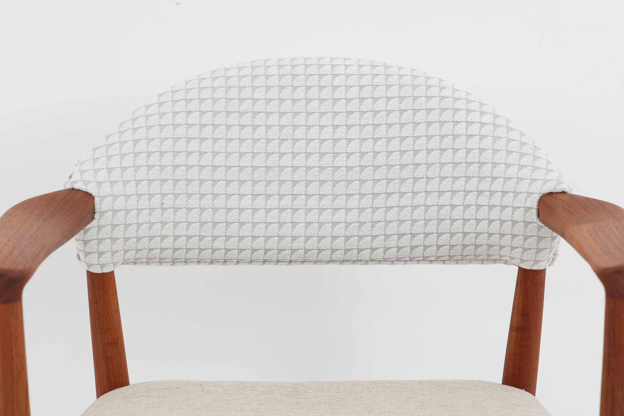 Kurt Olsenによってデザインされたmodel223は大き目の背もたれと、ウェビングテープ入りの座面により座心地に考慮されています。Slagelse mobelfabrikの熟練に職人によって形成された削り出されたチーク材の滑らかな雰囲気は既製品には無い高級感を感じさせてくれます。