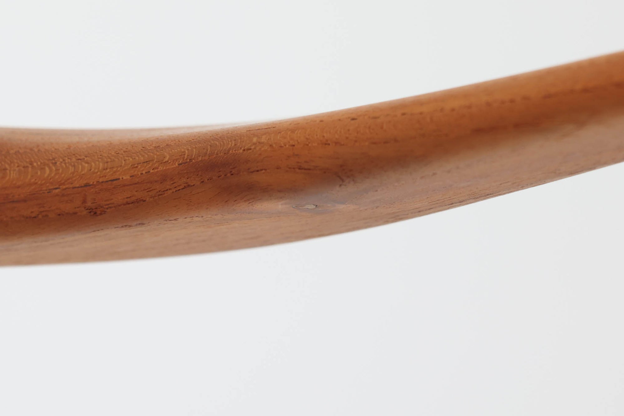 Kurt Olsenによってデザインされたmodel223は大き目の背もたれと、ウェビングテープ入りの座面により座心地に考慮されています。Slagelse mobelfabrikの熟練に職人によって形成された削り出されたチーク材の滑らかな雰囲気は既製品には無い高級感を感じさせてくれます。