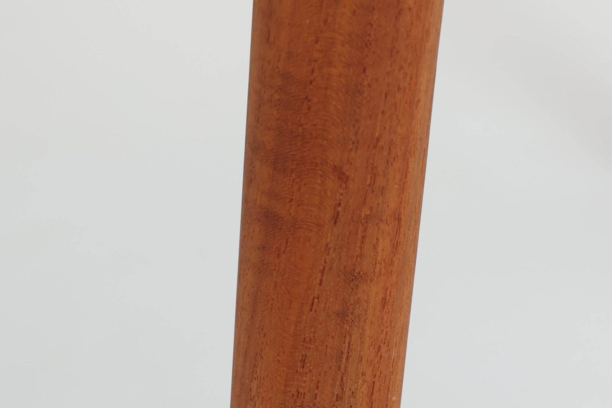 Kurt Olsenによってデザインされたmodel223は大き目の背もたれと、ウェビングテープ入りの座面により座心地に考慮されています。Slagelse mobelfabrikの熟練に職人によって形成された削り出されたチーク材の滑らかな雰囲気は既製品には無い高級感を感じさせてくれます。