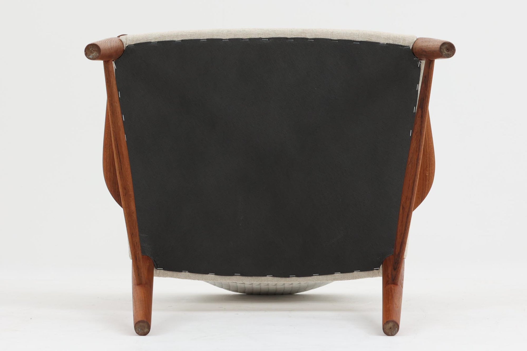 Kurt Olsenによってデザインされたmodel223は大き目の背もたれと、ウェビングテープ入りの座面により座心地に考慮されています。Slagelse mobelfabrikの熟練に職人によって形成された削り出されたチーク材の滑らかな雰囲気は既製品には無い高級感を感じさせてくれます。