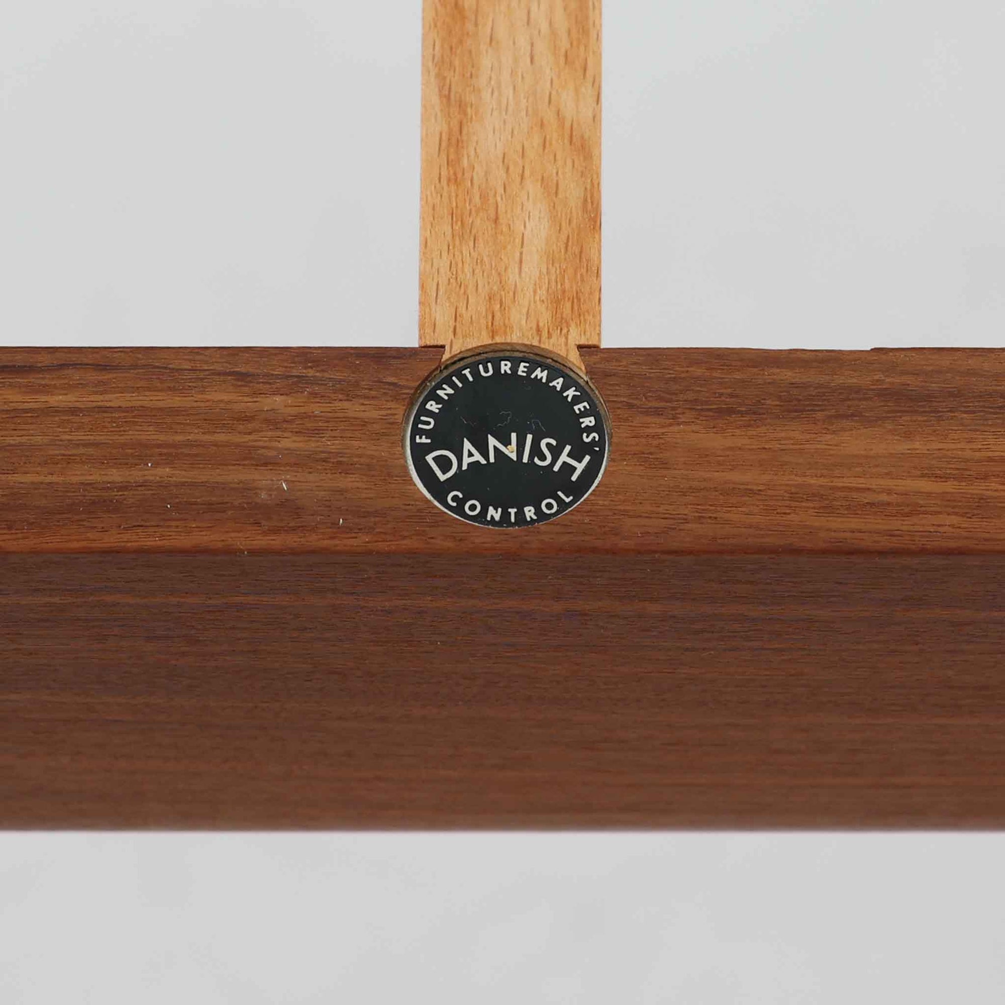 Vamo Mobelfabrikによって製造されたこちらのエクステンションダイニングテーブルは、チーク材の豊かな木目と重厚感のある質感が魅力の北欧ビンテージ家具で、幅150cmから最大270cmまで拡張可能な構造により、来客時や家族団らんの場にも柔軟に対応します。天板下に格納された2枚の中板を引き出して使用するシステムは実用性と美しさを兼ね備え、シャープなエッジと丸みを帯びた脚部が洗練された佇まいを演出します。デザイナー不明ながら、Vamo社ならではの確かな造りとDanish Controlラベルが品質の高さを物語る一台です。
