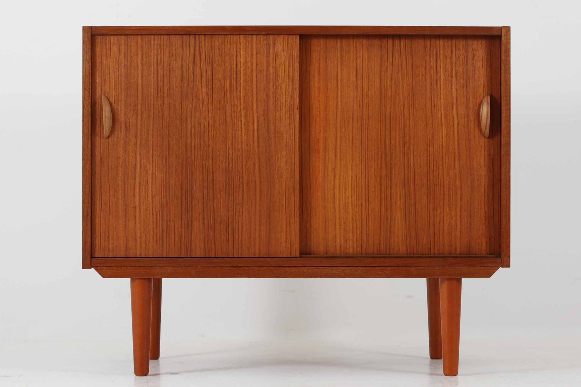 北欧より買い付けたローボードです。シンプルなフォルムで、良質なチーク材が使用されており、暖かみのある木肌が魅力的です。