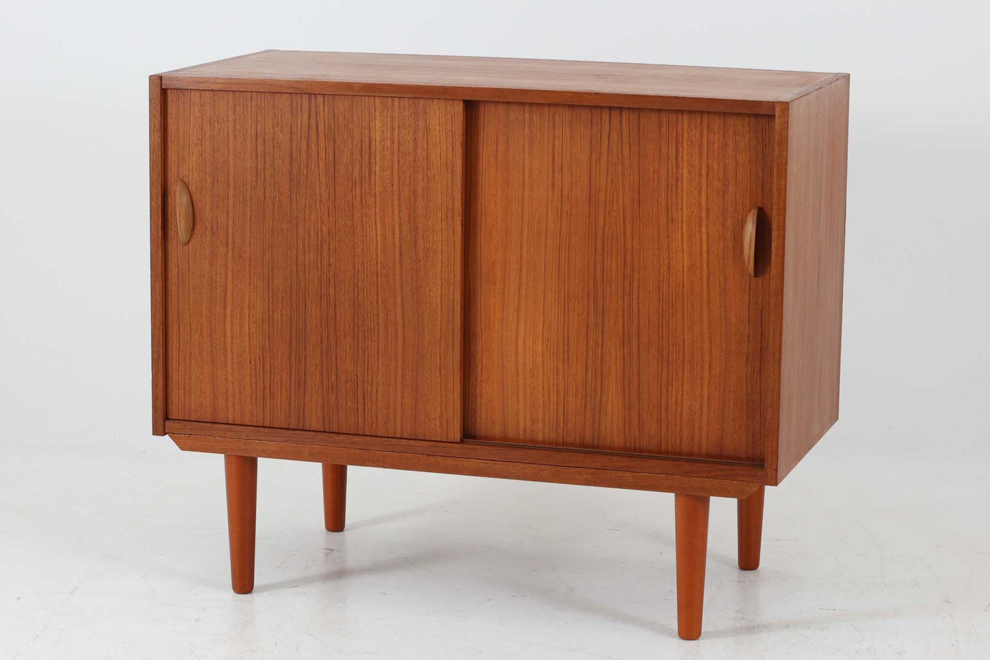 北欧より買い付けたローボードです。シンプルなフォルムで、良質なチーク材が使用されており、暖かみのある木肌が魅力的です。