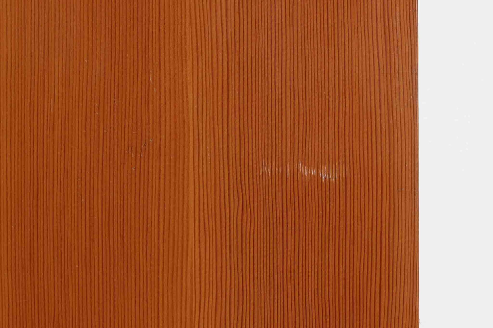 こちらは、1928年にmogens Kochによってデザインされた家具です。この家具には合板ではなく無垢材が使用されており、割れや狂いを防ぐためにさまざまな工夫が施されています。使用されているのは、良質で狂いが少ないパイン材の中でも、特に耐久性と強度に優れたオレゴンパインの無垢材が使用されています。経年変化によって深みを増した色味が魅力的な一点となっています。もともとは書斎用にデザインされたもので、扉付きキャビネットや奥行きの浅い棚など、好みに応じて組み合わせて使用できるシステムシェルフとして設計されています。そのため、ヴィンテージ家具市場では多様な組み合わせの形で見られることが特徴です。こちらの商品は、シンプルな台輪とシェルフ2点を組み合わせた構成となっています。