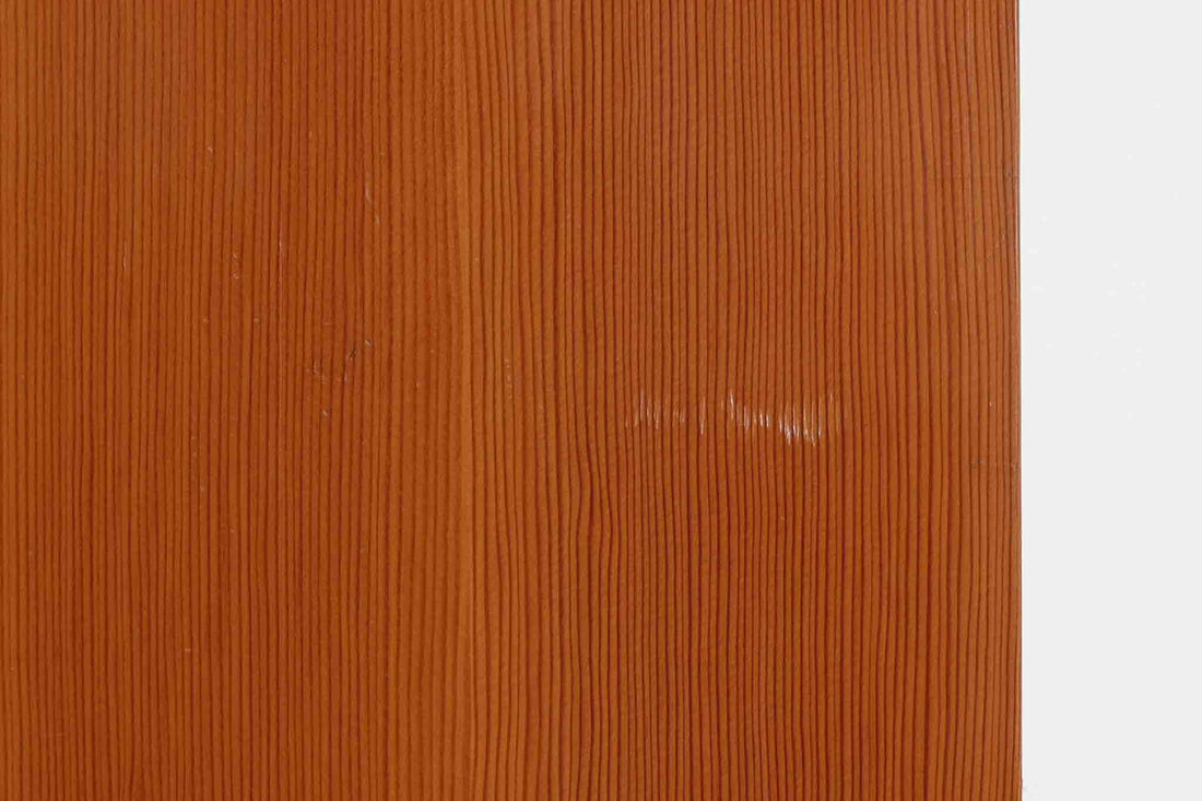 こちらは、1928年にmogens Kochによってデザインされた家具です。この家具には合板ではなく無垢材が使用されており、割れや狂いを防ぐためにさまざまな工夫が施されています。使用されているのは、良質で狂いが少ないパイン材の中でも、特に耐久性と強度に優れたオレゴンパインの無垢材が使用されています。経年変化によって深みを増した色味が魅力的な一点となっています。もともとは書斎用にデザインされたもので、扉付きキャビネットや奥行きの浅い棚など、好みに応じて組み合わせて使用できるシステムシェルフとして設計されています。そのため、ヴィンテージ家具市場では多様な組み合わせの形で見られることが特徴です。こちらの商品は、シンプルな台輪とシェルフ2点を組み合わせた構成となっています。