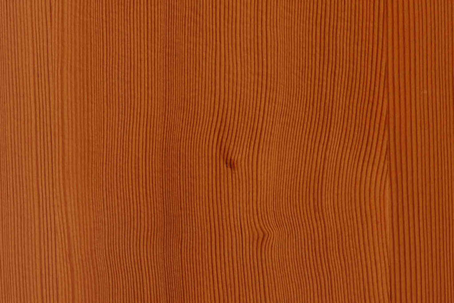 こちらは、1928年にmogens Kochによってデザインされた家具です。この家具には合板ではなく無垢材が使用されており、割れや狂いを防ぐためにさまざまな工夫が施されています。使用されているのは、良質で狂いが少ないパイン材の中でも、特に耐久性と強度に優れたオレゴンパインの無垢材が使用されています。経年変化によって深みを増した色味が魅力的な一点となっています。もともとは書斎用にデザインされたもので、扉付きキャビネットや奥行きの浅い棚など、好みに応じて組み合わせて使用できるシステムシェルフとして設計されています。そのため、ヴィンテージ家具市場では多様な組み合わせの形で見られることが特徴です。こちらの商品は、シンプルな台輪とシェルフ2点を組み合わせた構成となっています。