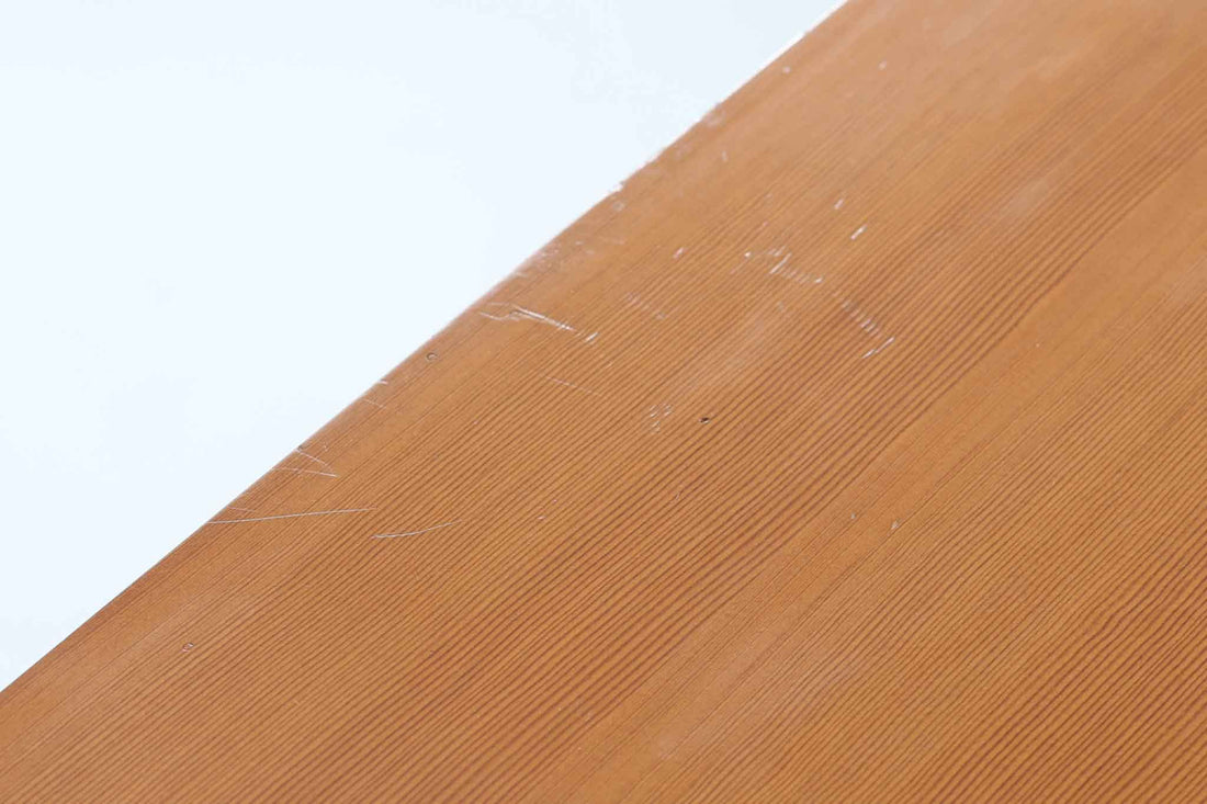 こちらは、1928年にmogens Kochによってデザインされた家具です。この家具には合板ではなく無垢材が使用されており、割れや狂いを防ぐためにさまざまな工夫が施されています。使用されているのは、良質で狂いが少ないパイン材の中でも、特に耐久性と強度に優れたオレゴンパインの無垢材が使用されています。経年変化によって深みを増した色味が魅力的な一点となっています。もともとは書斎用にデザインされたもので、扉付きキャビネットや奥行きの浅い棚など、好みに応じて組み合わせて使用できるシステムシェルフとして設計されています。そのため、ヴィンテージ家具市場では多様な組み合わせの形で見られることが特徴です。こちらの商品は、シンプルな台輪とシェルフ2点を組み合わせた構成となっています。