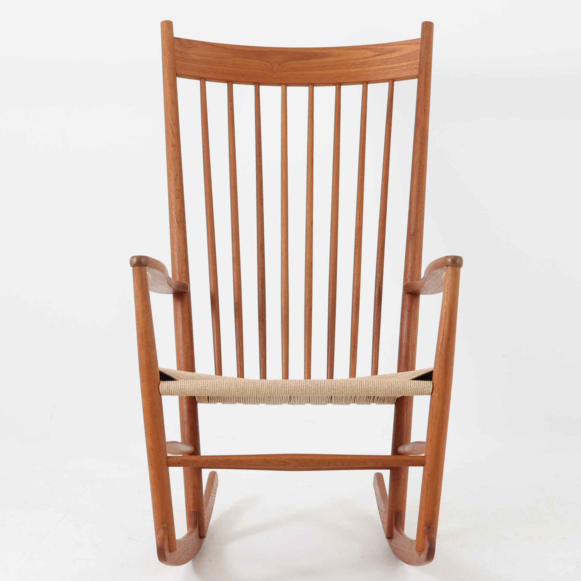 Hans J. Wegner（ハンス・J・ウェグナー）がデザインし、FDB Mobler社が製造したロッキングチェア「J16」。美しいチーク材のフレームとペーパーコードの座面が融合した、北欧ビンテージ家具を代表する一脚です。ハイバックと広めのアームが包み込むような座り心地を生み、ロッキングの揺れが心地よい安らぎをもたらします。経年により深みを増したチーク材の風合いが空間に静かな存在感を添え、読書やリラックスタイムに最適です。チーク材のモデルは希少で、現地デンマークのオークションで入手した確かな逸品です。