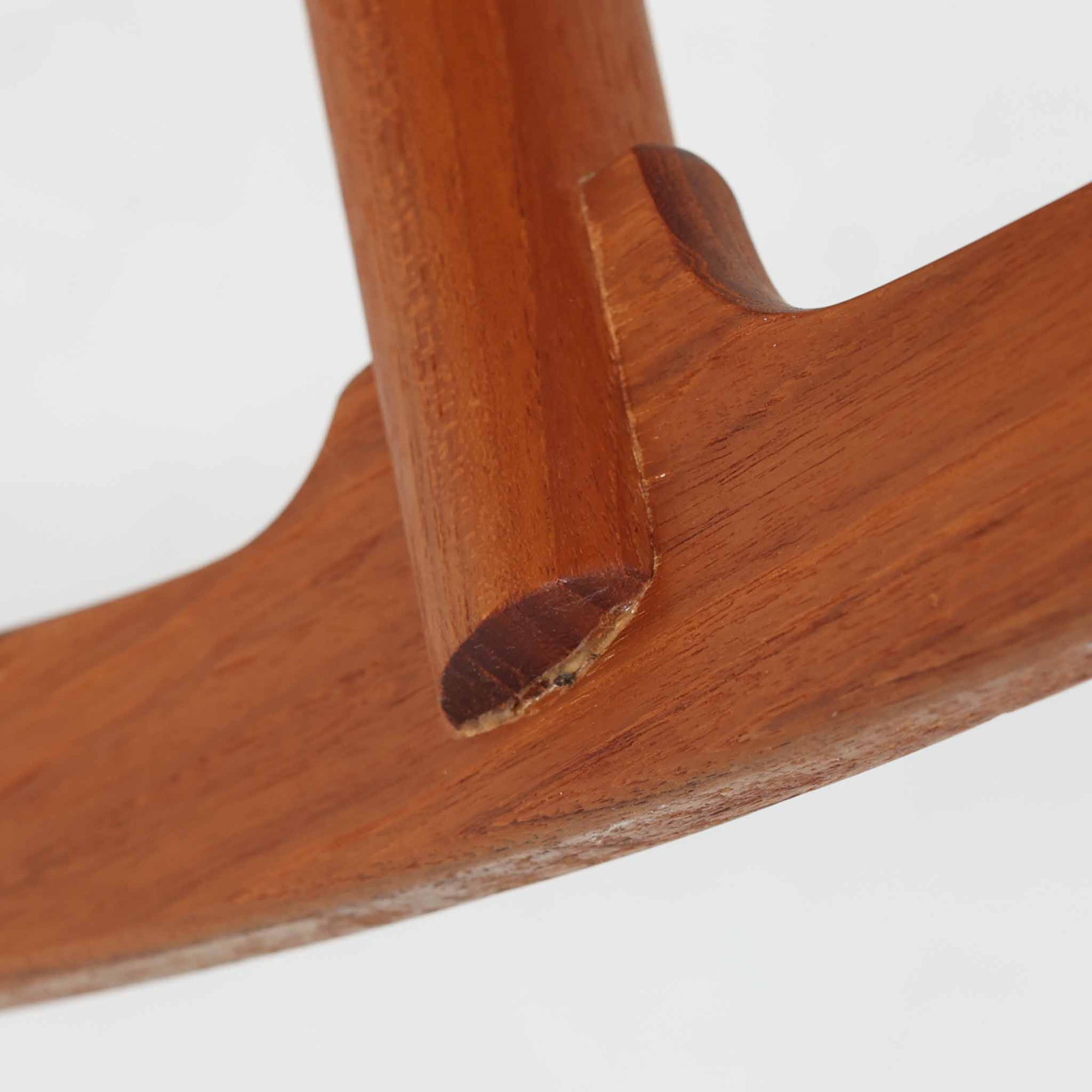 Hans J. Wegner（ハンス・J・ウェグナー）がデザインし、FDB Mobler社が製造したロッキングチェア「J16」。美しいチーク材のフレームとペーパーコードの座面が融合した、北欧ビンテージ家具を代表する一脚です。ハイバックと広めのアームが包み込むような座り心地を生み、ロッキングの揺れが心地よい安らぎをもたらします。経年により深みを増したチーク材の風合いが空間に静かな存在感を添え、読書やリラックスタイムに最適です。チーク材のモデルは希少で、現地デンマークのオークションで入手した確かな逸品です。