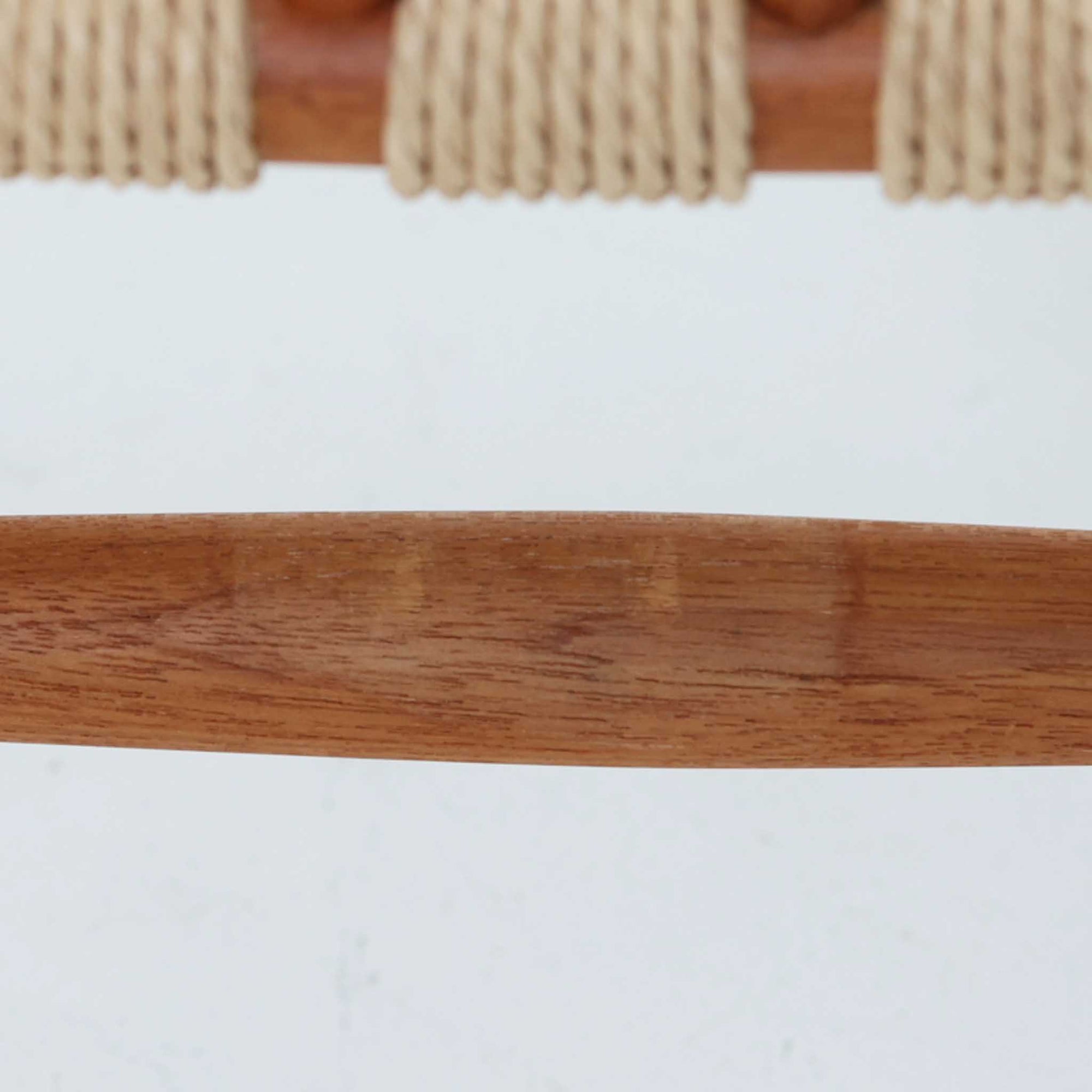 Hans J. Wegner（ハンス・J・ウェグナー）がデザインし、FDB Mobler社が製造したロッキングチェア「J16」。美しいチーク材のフレームとペーパーコードの座面が融合した、北欧ビンテージ家具を代表する一脚です。ハイバックと広めのアームが包み込むような座り心地を生み、ロッキングの揺れが心地よい安らぎをもたらします。経年により深みを増したチーク材の風合いが空間に静かな存在感を添え、読書やリラックスタイムに最適です。チーク材のモデルは希少で、現地デンマークのオークションで入手した確かな逸品です。