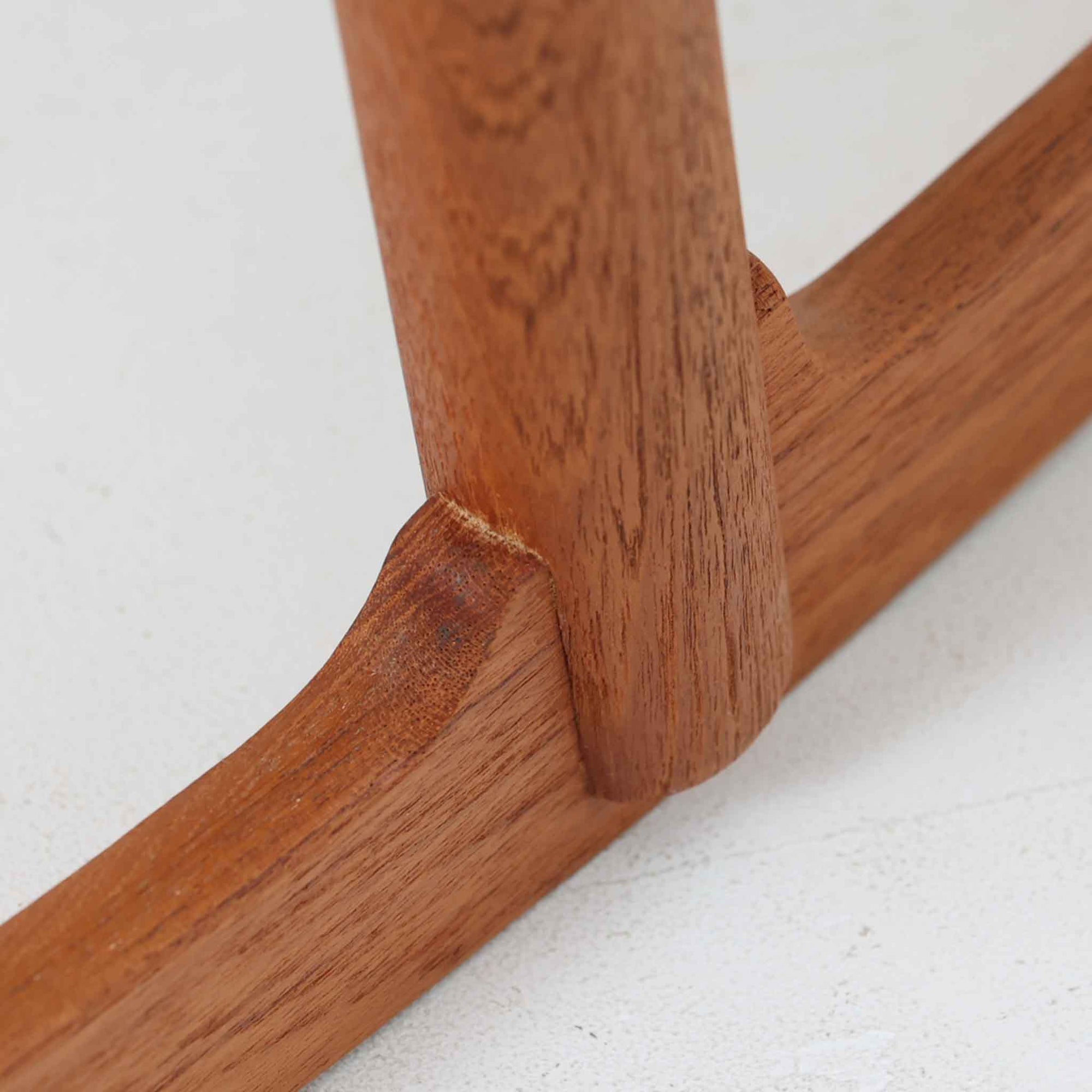 Hans J. Wegner（ハンス・J・ウェグナー）がデザインし、FDB Mobler社が製造したロッキングチェア「J16」。美しいチーク材のフレームとペーパーコードの座面が融合した、北欧ビンテージ家具を代表する一脚です。ハイバックと広めのアームが包み込むような座り心地を生み、ロッキングの揺れが心地よい安らぎをもたらします。経年により深みを増したチーク材の風合いが空間に静かな存在感を添え、読書やリラックスタイムに最適です。チーク材のモデルは希少で、現地デンマークのオークションで入手した確かな逸品です。