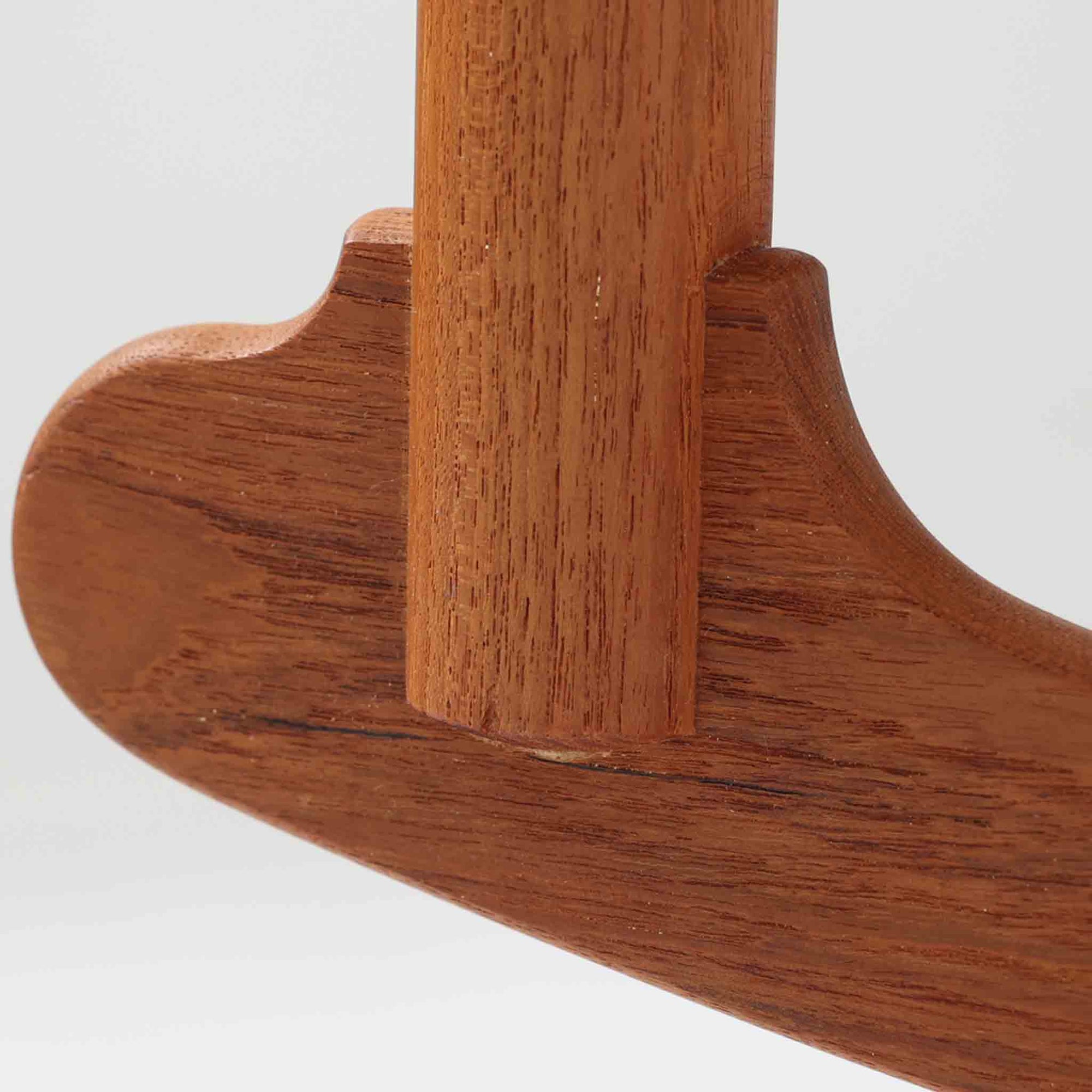 Hans J. Wegner（ハンス・J・ウェグナー）がデザインし、FDB Mobler社が製造したロッキングチェア「J16」。美しいチーク材のフレームとペーパーコードの座面が融合した、北欧ビンテージ家具を代表する一脚です。ハイバックと広めのアームが包み込むような座り心地を生み、ロッキングの揺れが心地よい安らぎをもたらします。経年により深みを増したチーク材の風合いが空間に静かな存在感を添え、読書やリラックスタイムに最適です。チーク材のモデルは希少で、現地デンマークのオークションで入手した確かな逸品です。