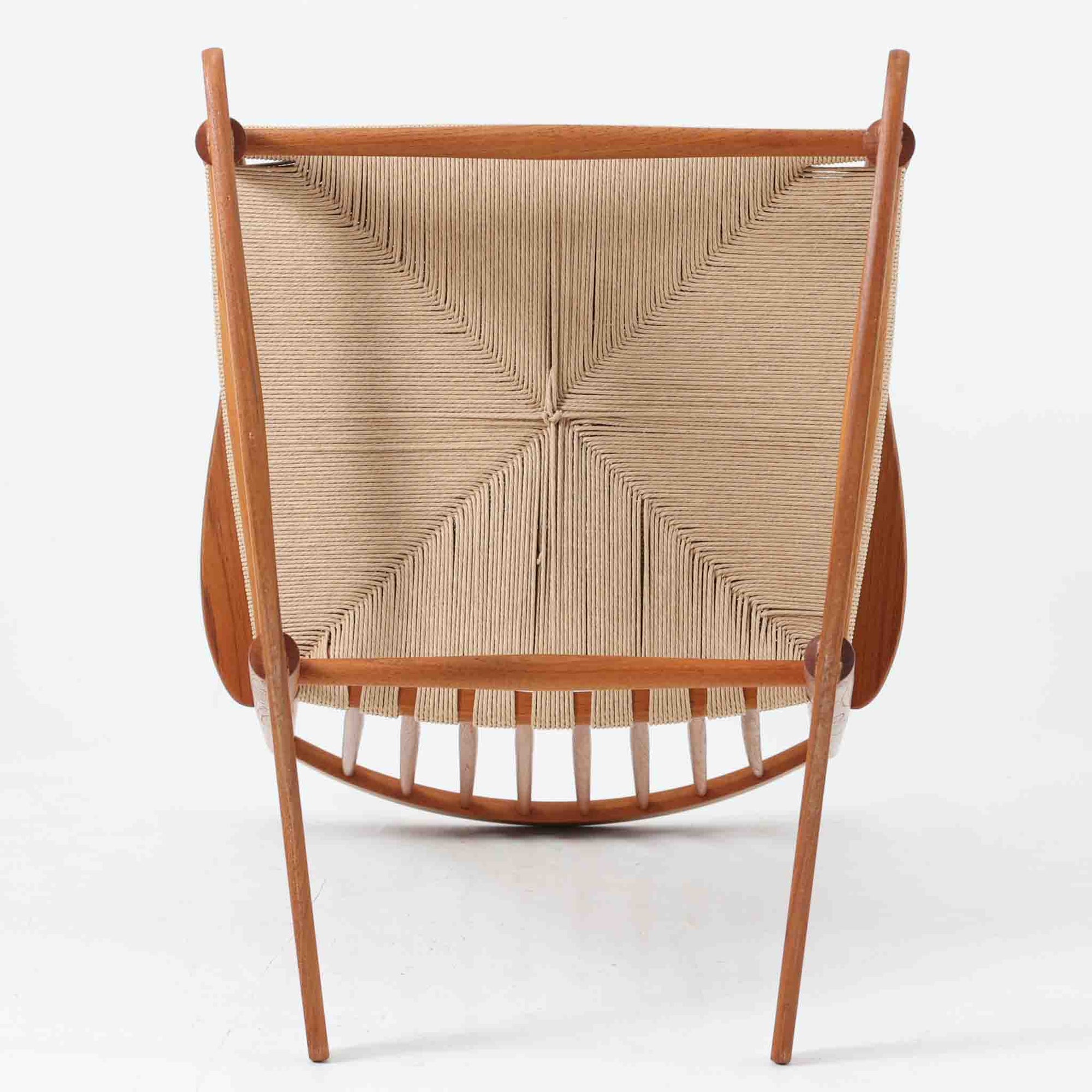 Hans J. Wegner（ハンス・J・ウェグナー）がデザインし、FDB Mobler社が製造したロッキングチェア「J16」。美しいチーク材のフレームとペーパーコードの座面が融合した、北欧ビンテージ家具を代表する一脚です。ハイバックと広めのアームが包み込むような座り心地を生み、ロッキングの揺れが心地よい安らぎをもたらします。経年により深みを増したチーク材の風合いが空間に静かな存在感を添え、読書やリラックスタイムに最適です。チーク材のモデルは希少で、現地デンマークのオークションで入手した確かな逸品です。