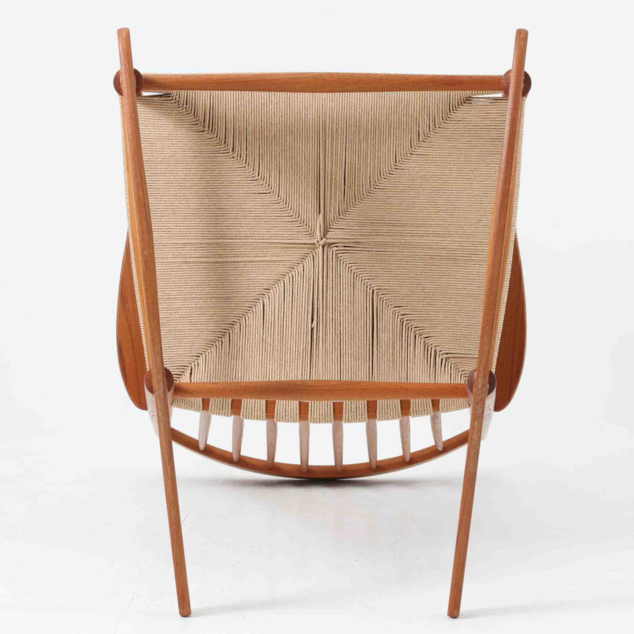 Hans J. Wegner（ハンス・J・ウェグナー）がデザインし、FDB Mobler社が製造したロッキングチェア「J16」。美しいチーク材のフレームとペーパーコードの座面が融合した、北欧ビンテージ家具を代表する一脚です。ハイバックと広めのアームが包み込むような座り心地を生み、ロッキングの揺れが心地よい安らぎをもたらします。経年により深みを増したチーク材の風合いが空間に静かな存在感を添え、読書やリラックスタイムに最適です。チーク材のモデルは希少で、現地デンマークのオークションで入手した確かな逸品です。
