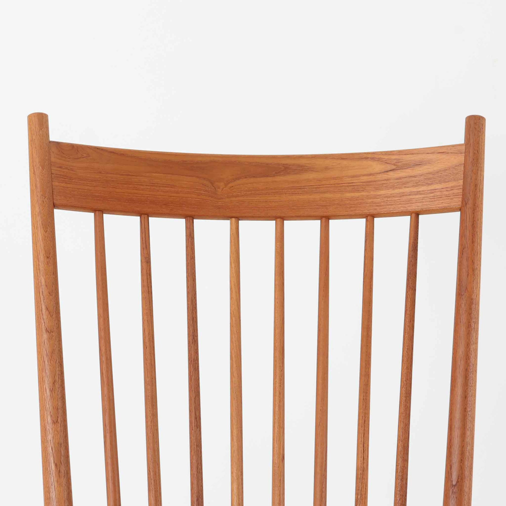 Hans J. Wegner（ハンス・J・ウェグナー）がデザインし、FDB Mobler社が製造したロッキングチェア「J16」。美しいチーク材のフレームとペーパーコードの座面が融合した、北欧ビンテージ家具を代表する一脚です。ハイバックと広めのアームが包み込むような座り心地を生み、ロッキングの揺れが心地よい安らぎをもたらします。経年により深みを増したチーク材の風合いが空間に静かな存在感を添え、読書やリラックスタイムに最適です。チーク材のモデルは希少で、現地デンマークのオークションで入手した確かな逸品です。