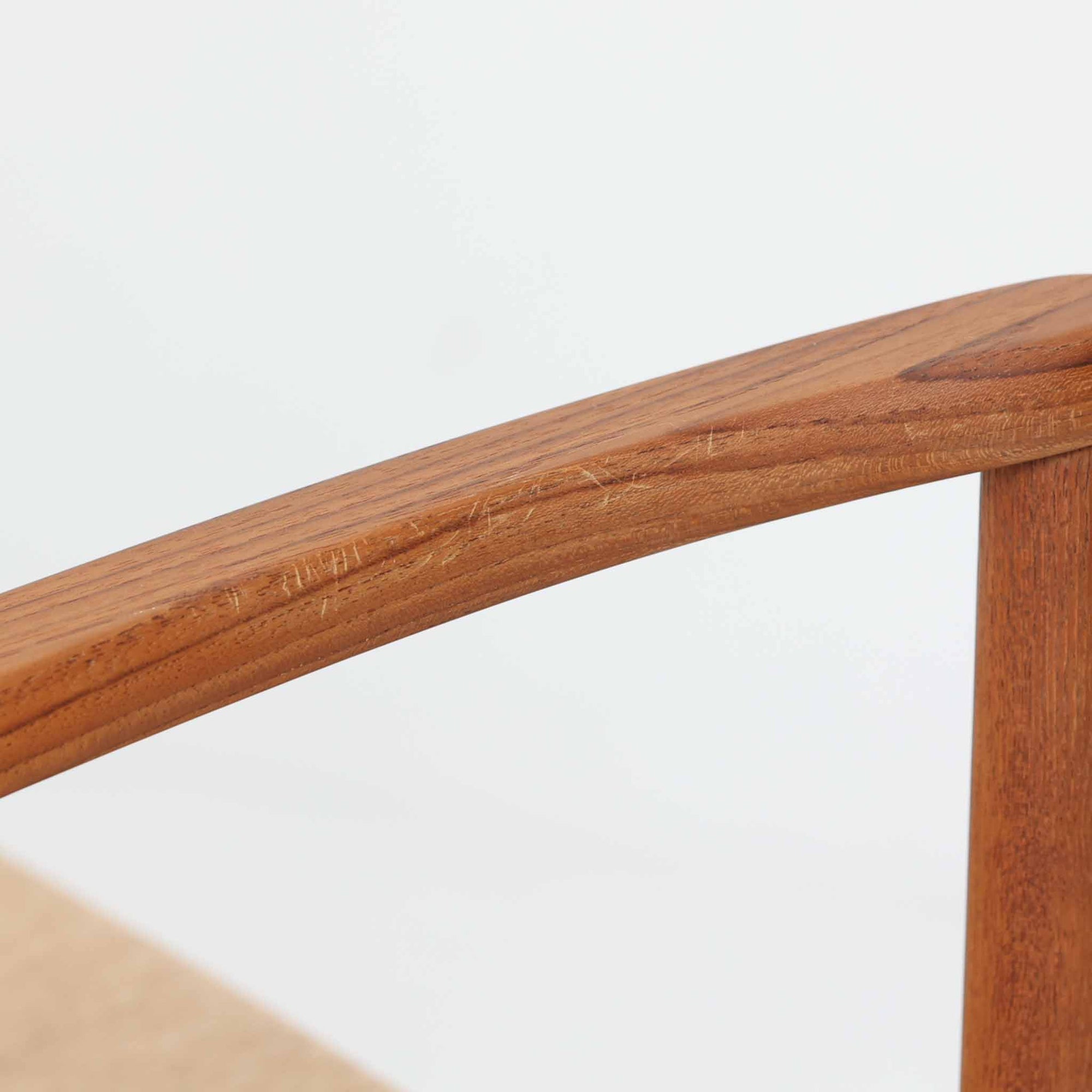 Hans J. Wegner（ハンス・J・ウェグナー）がデザインし、FDB Mobler社が製造したロッキングチェア「J16」。美しいチーク材のフレームとペーパーコードの座面が融合した、北欧ビンテージ家具を代表する一脚です。ハイバックと広めのアームが包み込むような座り心地を生み、ロッキングの揺れが心地よい安らぎをもたらします。経年により深みを増したチーク材の風合いが空間に静かな存在感を添え、読書やリラックスタイムに最適です。チーク材のモデルは希少で、現地デンマークのオークションで入手した確かな逸品です。