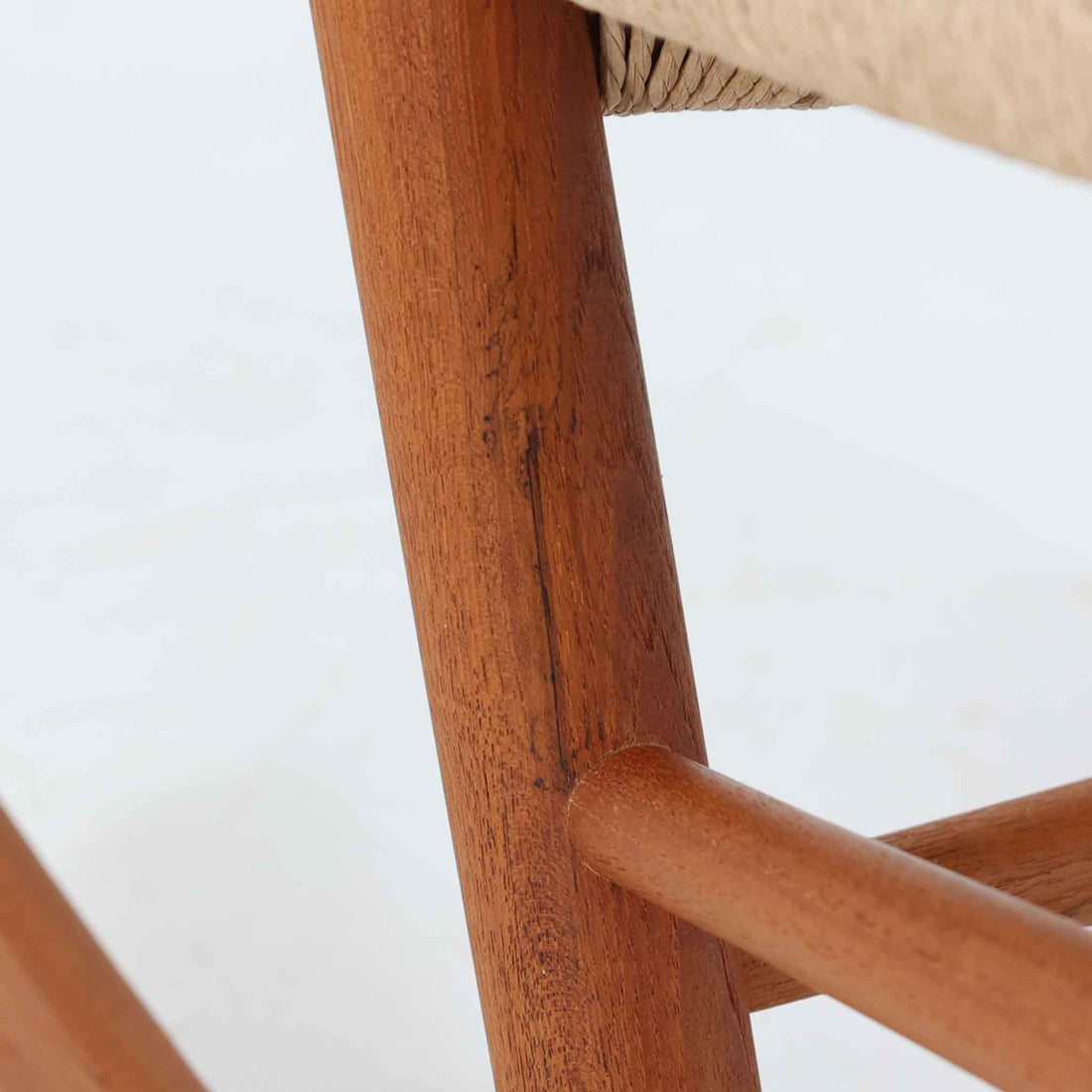 Hans J. Wegner（ハンス・J・ウェグナー）がデザインし、FDB Mobler社が製造したロッキングチェア「J16」。美しいチーク材のフレームとペーパーコードの座面が融合した、北欧ビンテージ家具を代表する一脚です。ハイバックと広めのアームが包み込むような座り心地を生み、ロッキングの揺れが心地よい安らぎをもたらします。経年により深みを増したチーク材の風合いが空間に静かな存在感を添え、読書やリラックスタイムに最適です。チーク材のモデルは希少で、現地デンマークのオークションで入手した確かな逸品です。