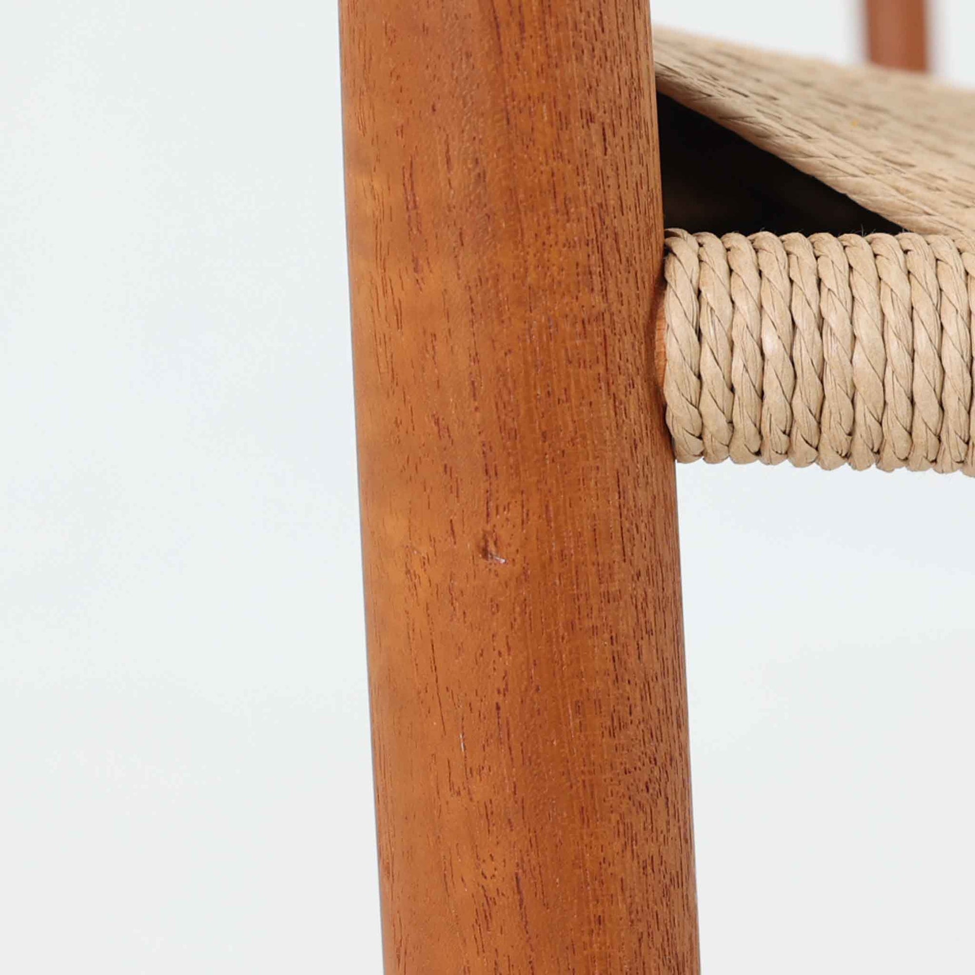 Hans J. Wegner（ハンス・J・ウェグナー）がデザインし、FDB Mobler社が製造したロッキングチェア「J16」。美しいチーク材のフレームとペーパーコードの座面が融合した、北欧ビンテージ家具を代表する一脚です。ハイバックと広めのアームが包み込むような座り心地を生み、ロッキングの揺れが心地よい安らぎをもたらします。経年により深みを増したチーク材の風合いが空間に静かな存在感を添え、読書やリラックスタイムに最適です。チーク材のモデルは希少で、現地デンマークのオークションで入手した確かな逸品です。