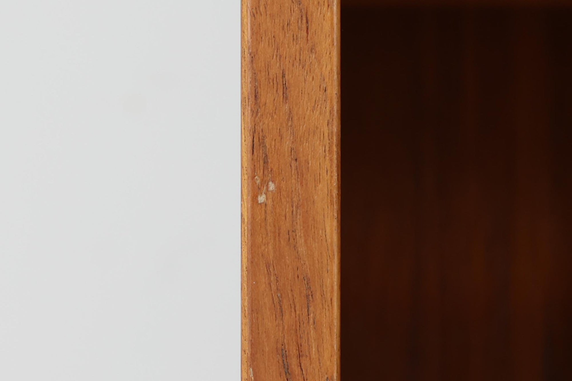 Hundevad &amp; Co社製の造りが良いブックシェルフです。良質なチーク材が使用されています。大型で様々な本が収納可能です。Poul Hundevadならではの棚板前面のスリットとタボが見えない設計により非常にすっきりとした印象に仕上がっています。