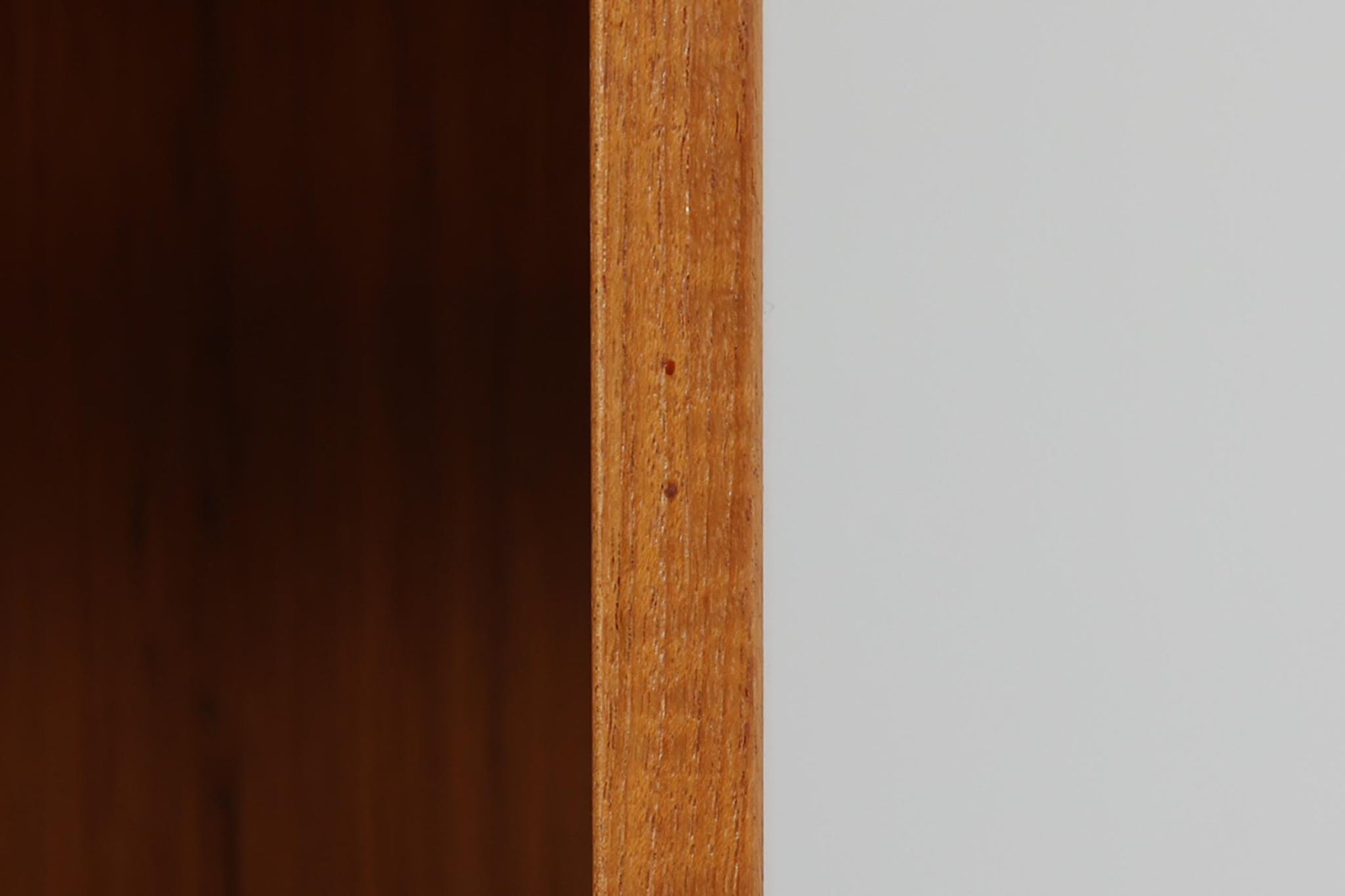 Hundevad &amp; Co社製の造りが良いブックシェルフです。良質なチーク材が使用されています。大型で様々な本が収納可能です。Poul Hundevadならではの棚板前面のスリットとタボが見えない設計により非常にすっきりとした印象に仕上がっています。