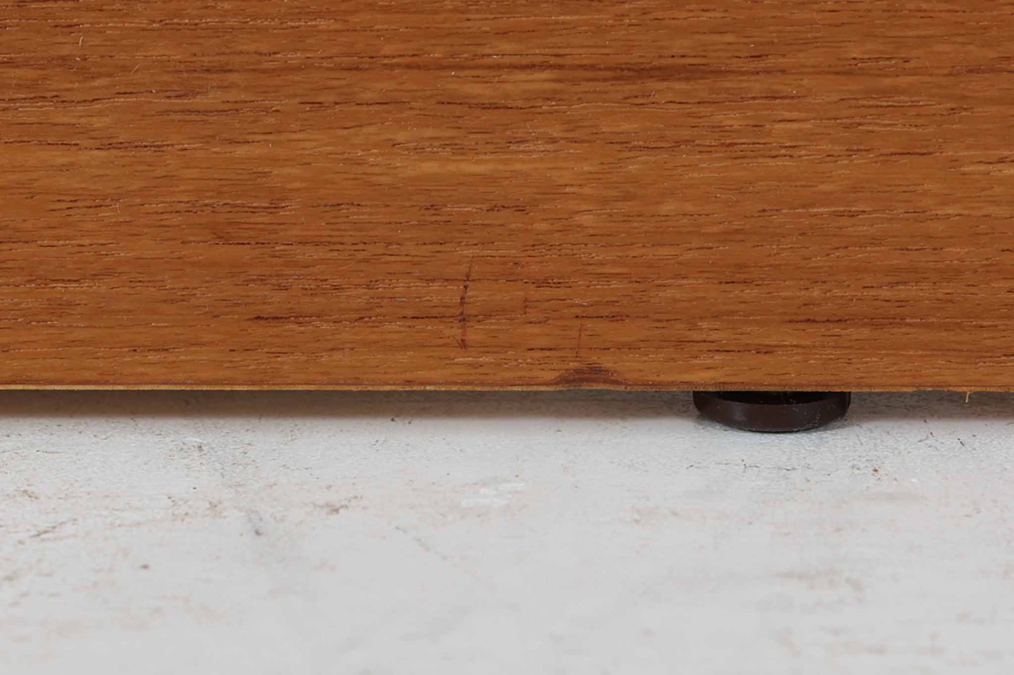 Hundevad &amp; Co社製の造りが良いブックシェルフです。良質なチーク材が使用されています。大型で様々な本が収納可能です。Poul Hundevadならではの棚板前面のスリットとタボが見えない設計により非常にすっきりとした印象に仕上がっています。